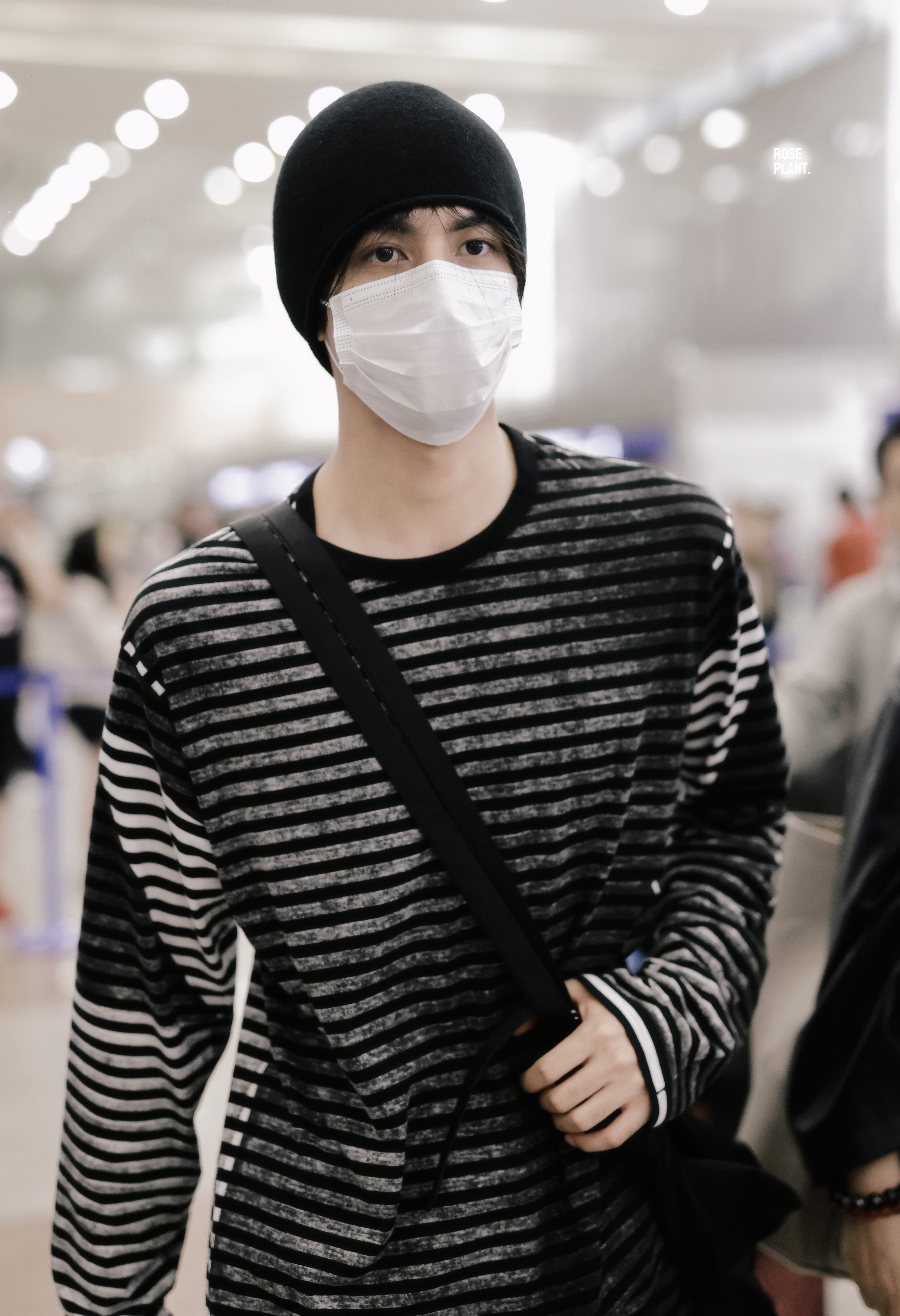 宋威龙回国机场照,宽肩长腿,宛如行走衣架