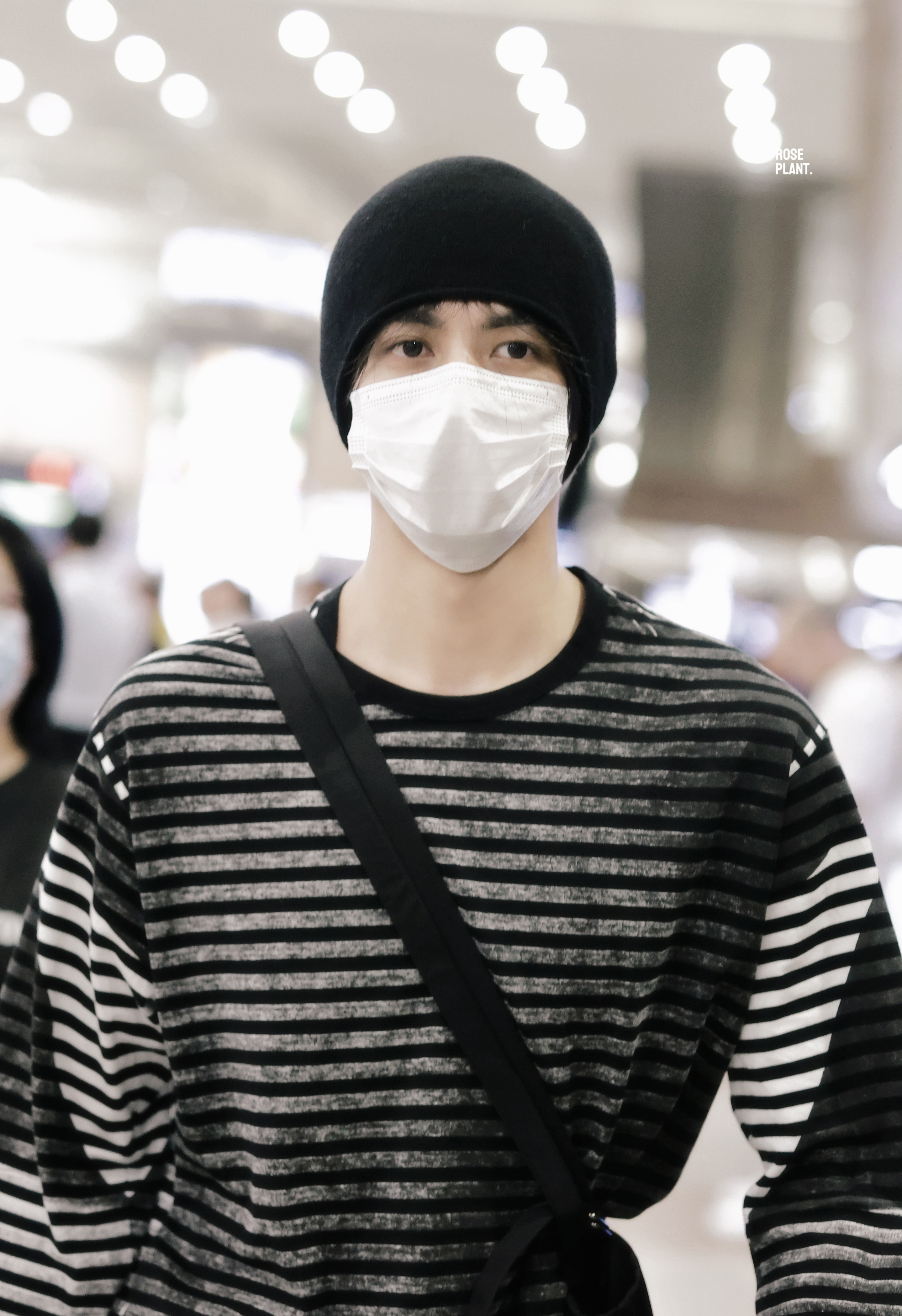 宋威龙回国机场照,宽肩长腿,宛如行走衣架