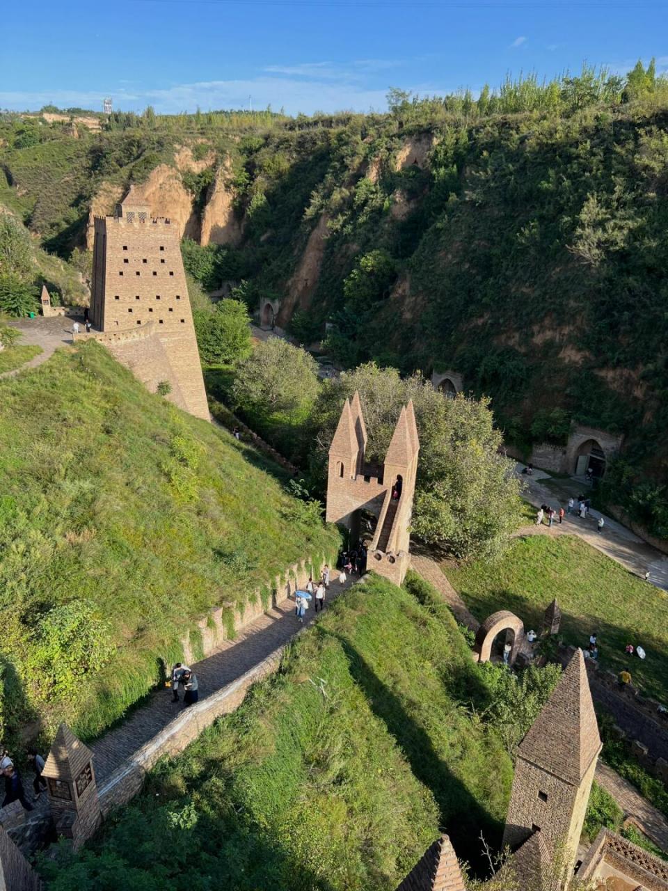 铜川棉花库城堡   朋友们,你们是否厌倦了城市的喧嚣,渴望寻找一处