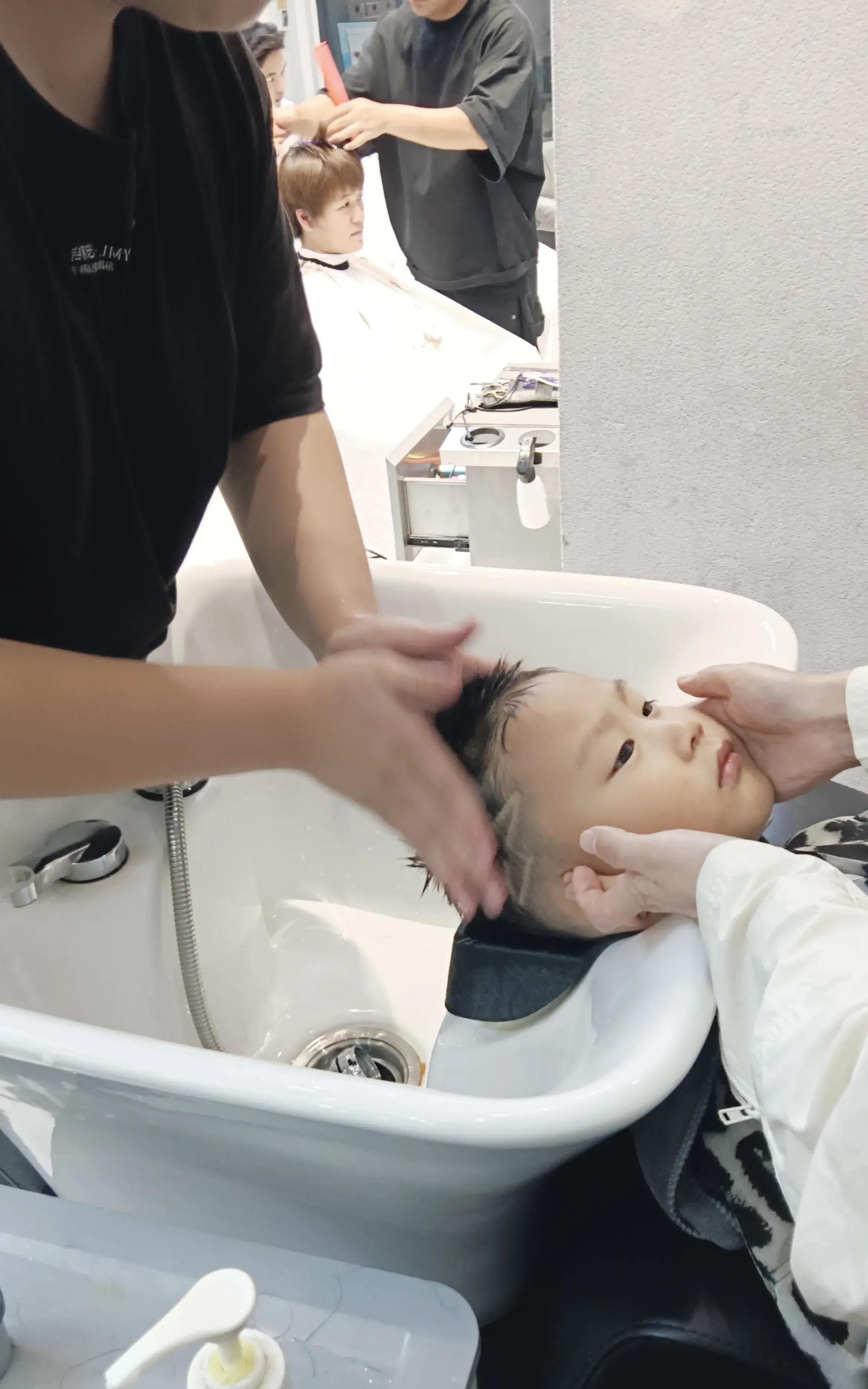 后天就初伏了伏天不剃头忌理发说头发象征阳气理发可能削弱人体的阳气