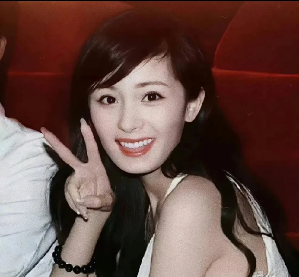 杨幂她爸公开提了这事儿,当时很多人都在猜那位女朋友是谁