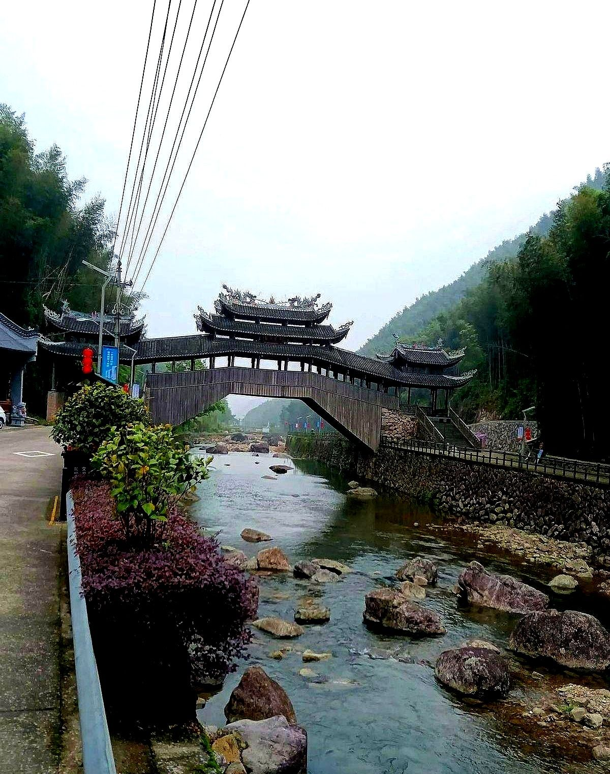 昨天帮他收拾衣柜,突然摸到个硬邦邦的东西