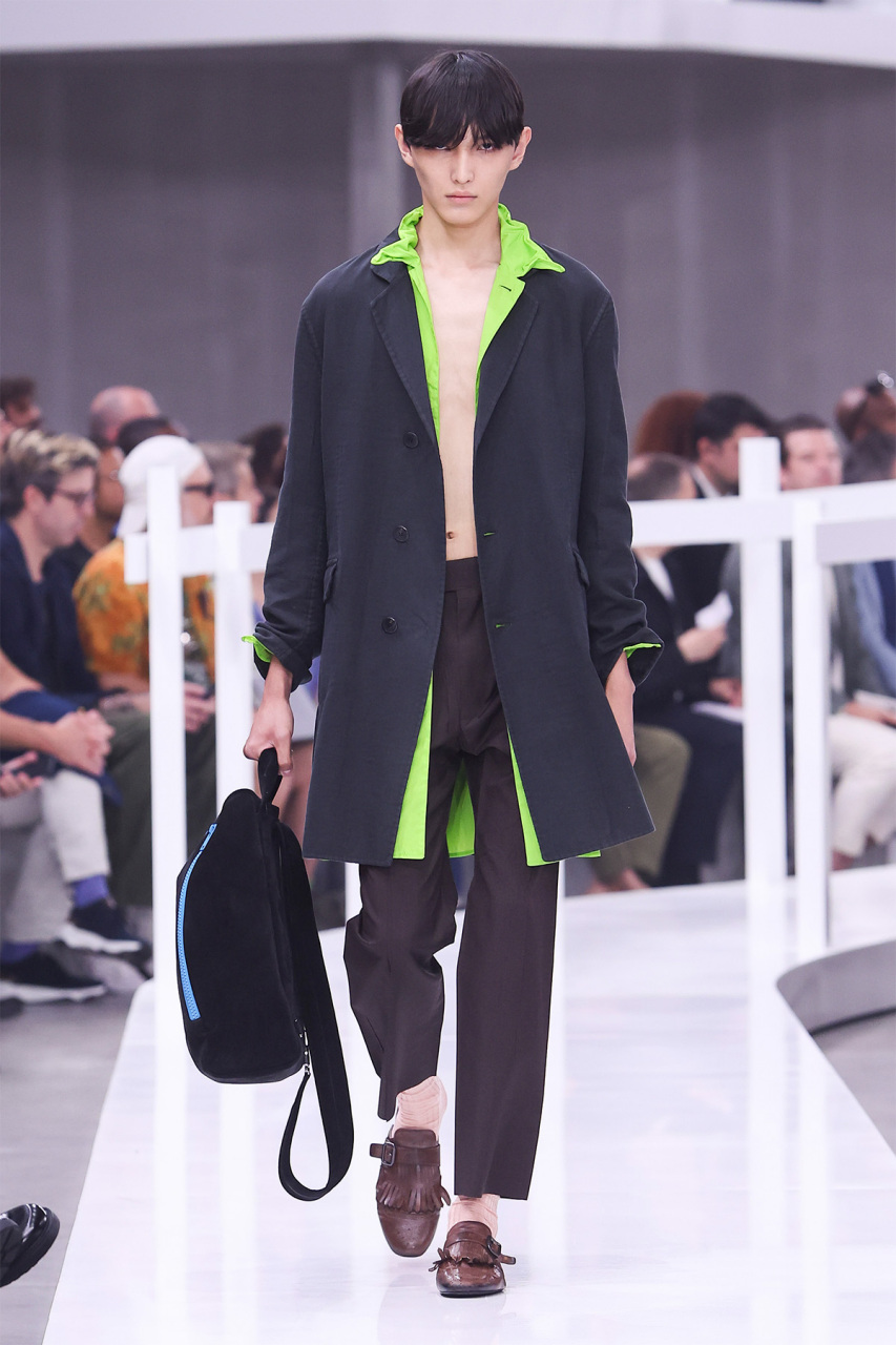 prada 2025春夏男装时装秀发布,以"亲近"(closer)为主题灵感.