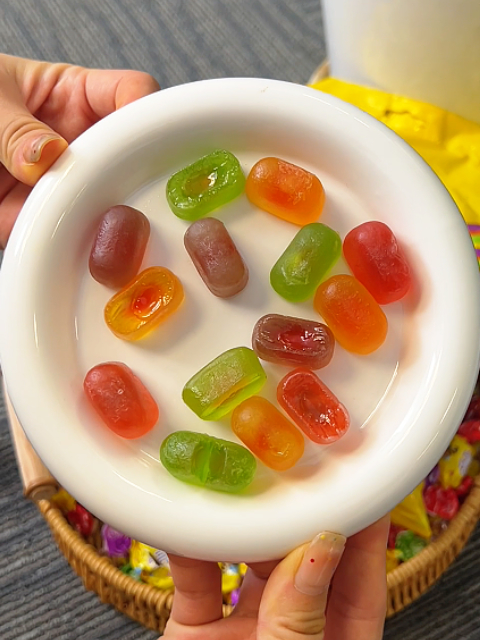 这款小蜜蜂软糖真的是颜值与美味并存~ 咬上一口,q 弹软糯,甜度也恰到