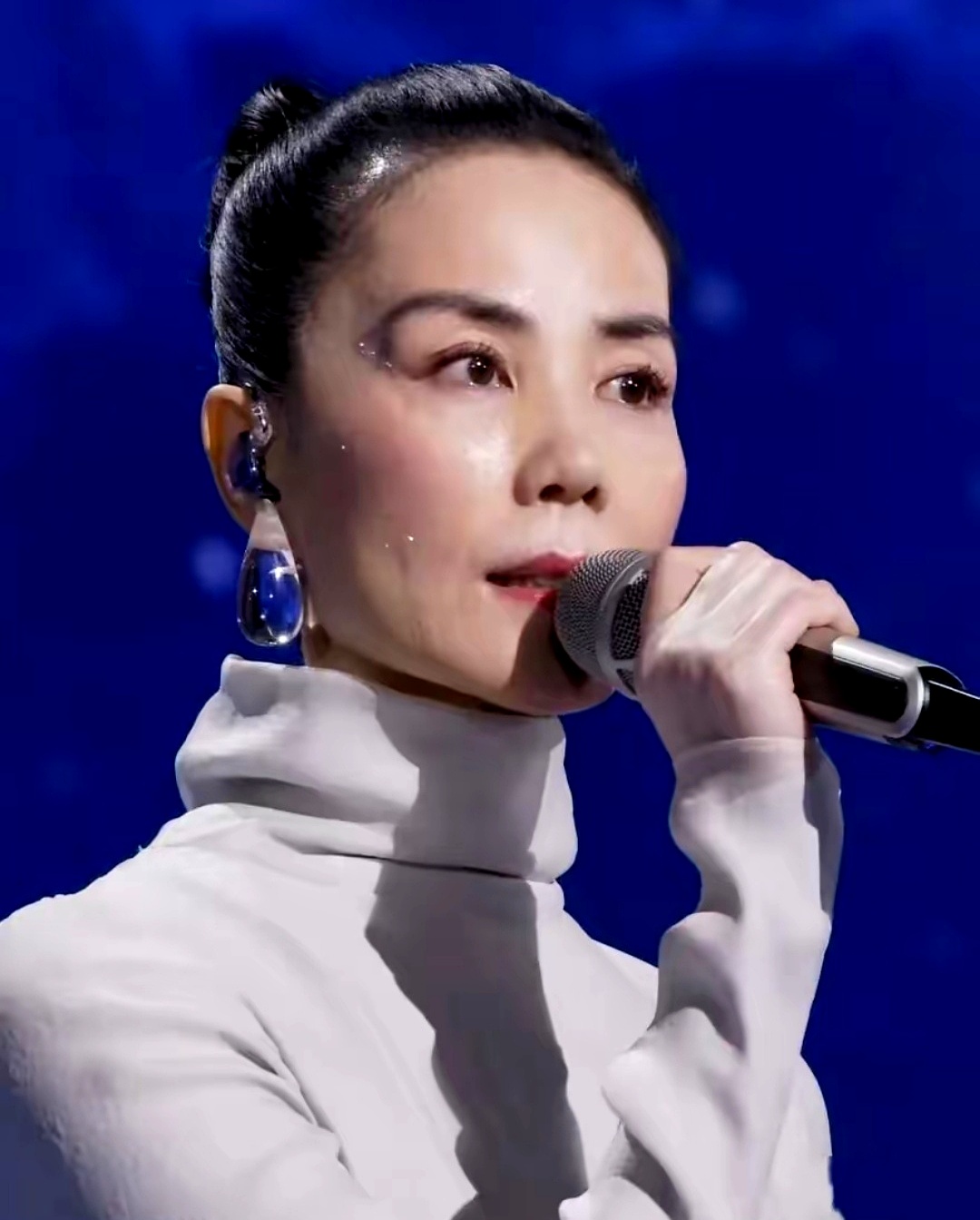 王菲在今年春晚被指表现不佳原因并非她的歌曲不好听或歌词晦涩而是