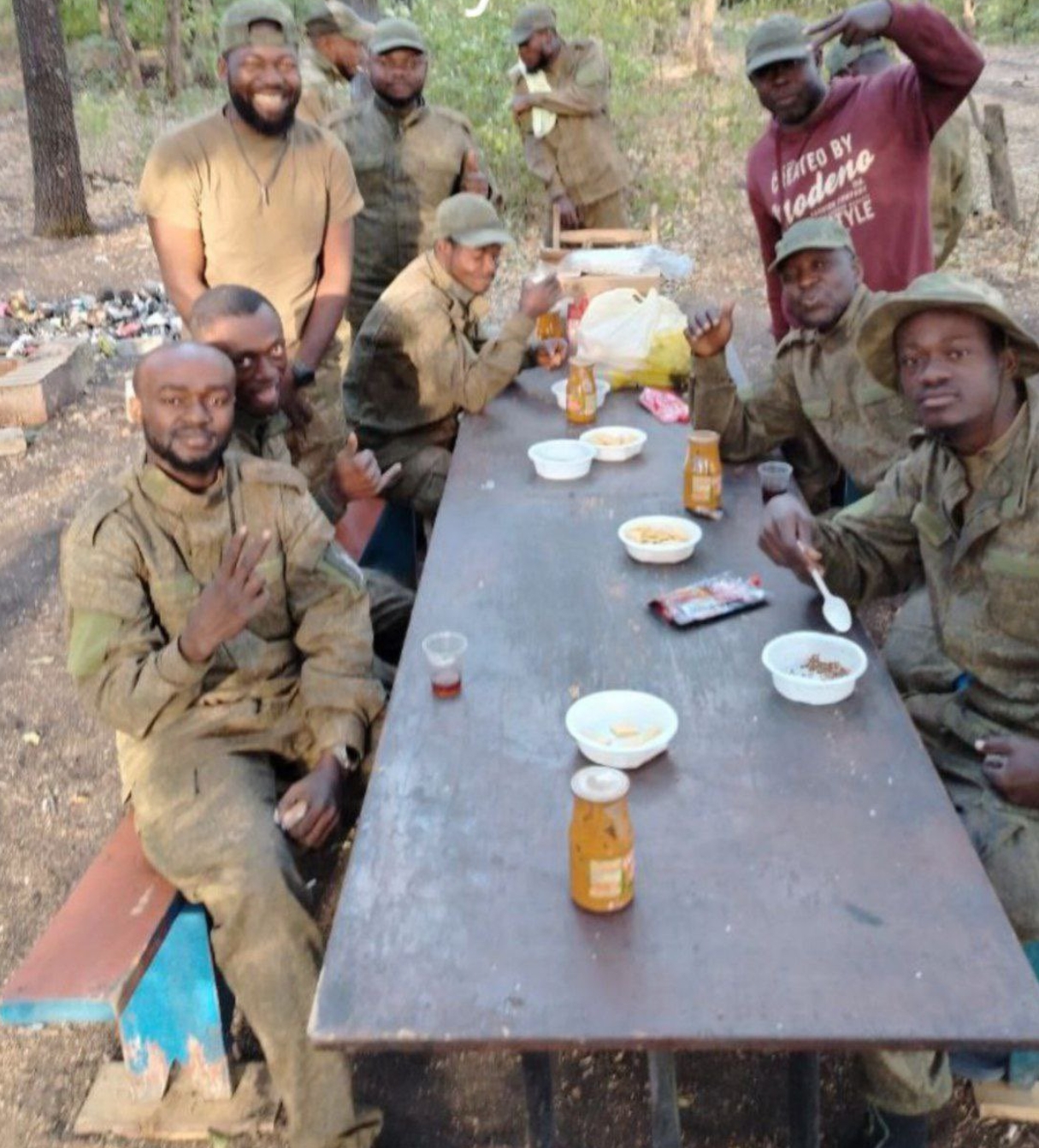 俄军中的黑人雇佣兵合照