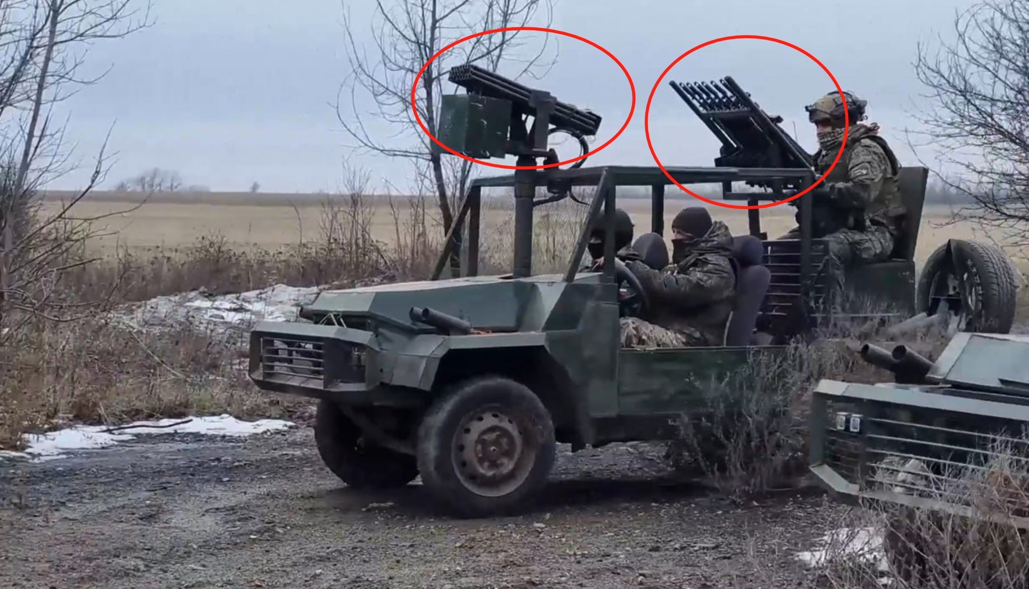 后排是用多支ak步枪并联在一起后,魔改出来的"防空机枪"