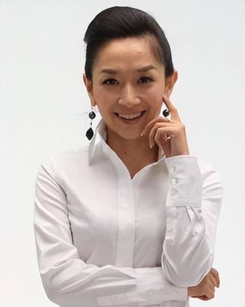 主持界的璀璨之星,爱情路上却因父母反对陷入两难王芳年轻时候的照片