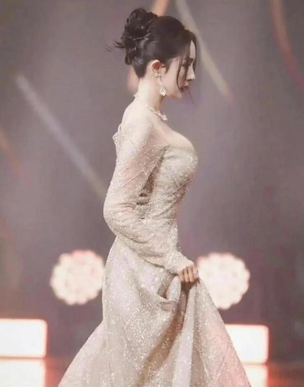 在她的美貌,身材,时尚让人无法自拔时,一条额评直接走爆:"胸部下垂的