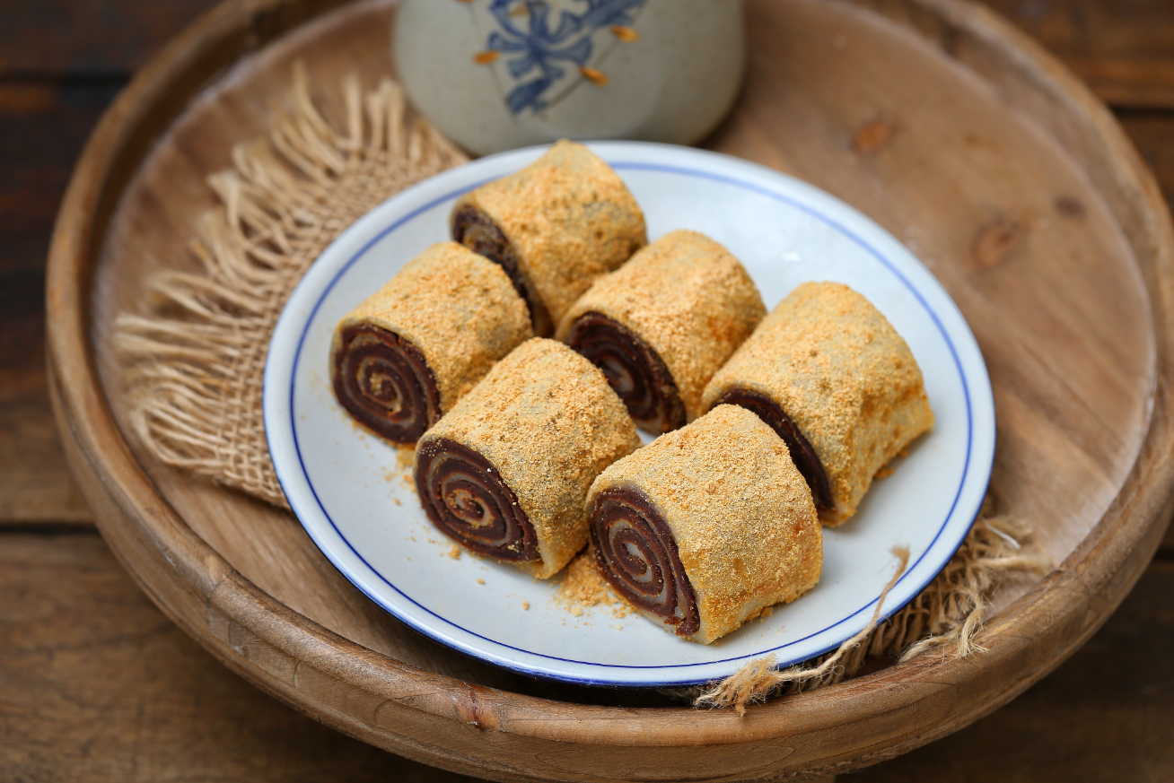 比如,前天在北京天坛公园,一位男子因为吃了"驴打滚",结果被噎住喉咙