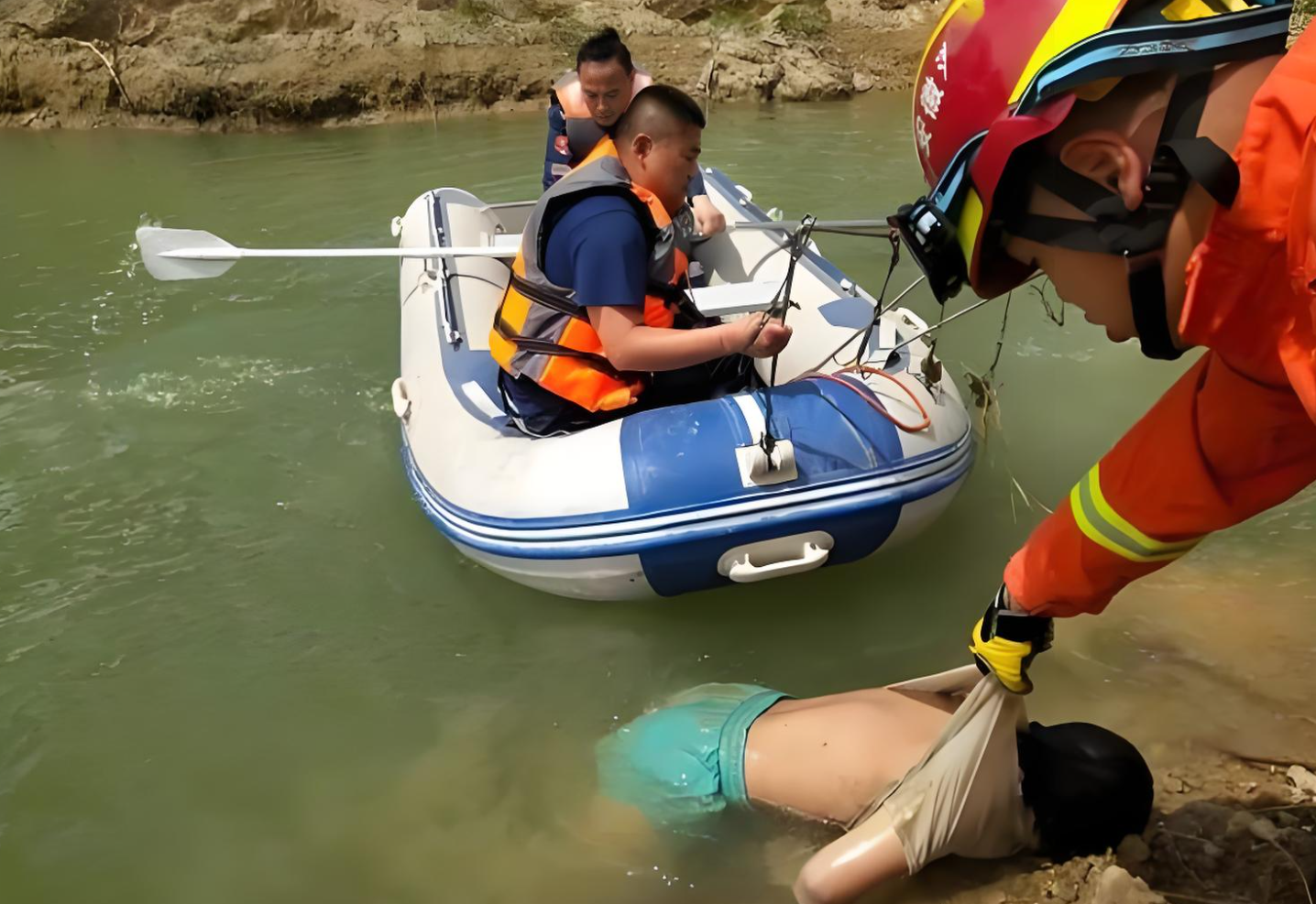 女生在与父母激烈争吵以后,情绪十分崩溃,一时想不开,选择了跳河轻生