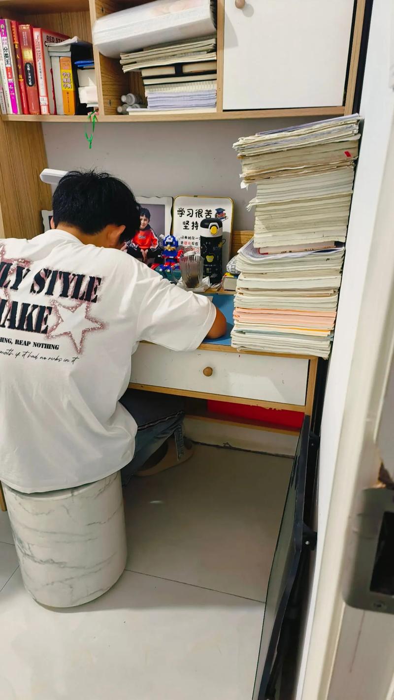 家长会前早到的家长围着班主任聊孩子,说起作业常常要写到晚上10点