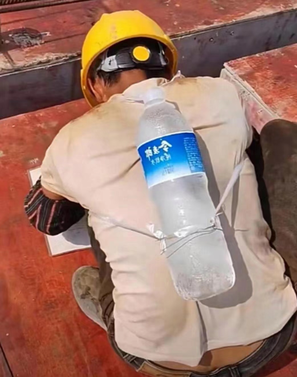 他们背的水,是用来喝的工地工人工地工人图片辛苦汗流浃背干活工地