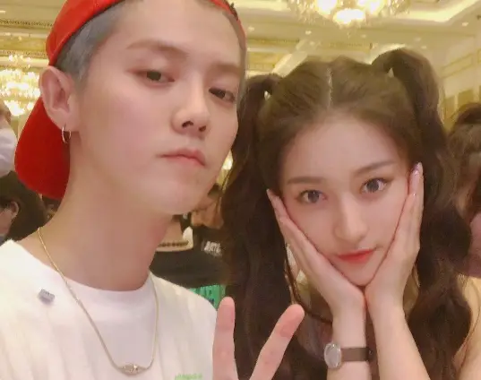 黄子韬向徐艺洋求婚,迅速成为热搜话题.