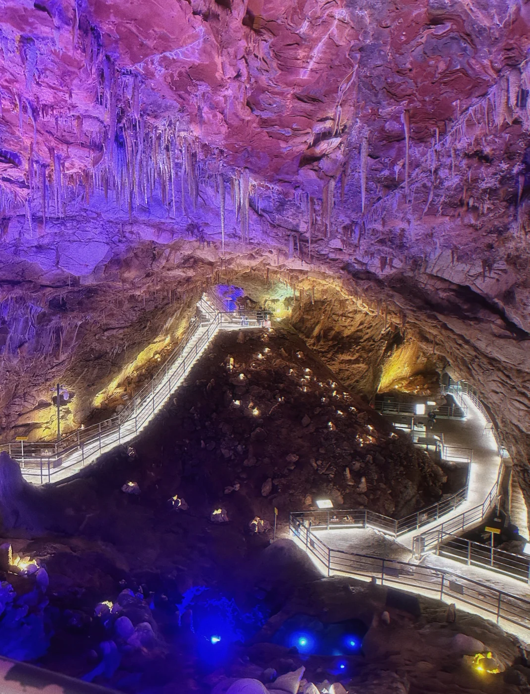 汤山古猿人洞是一个总面积达数万平方米的巨大溶洞群,一边消暑,一边