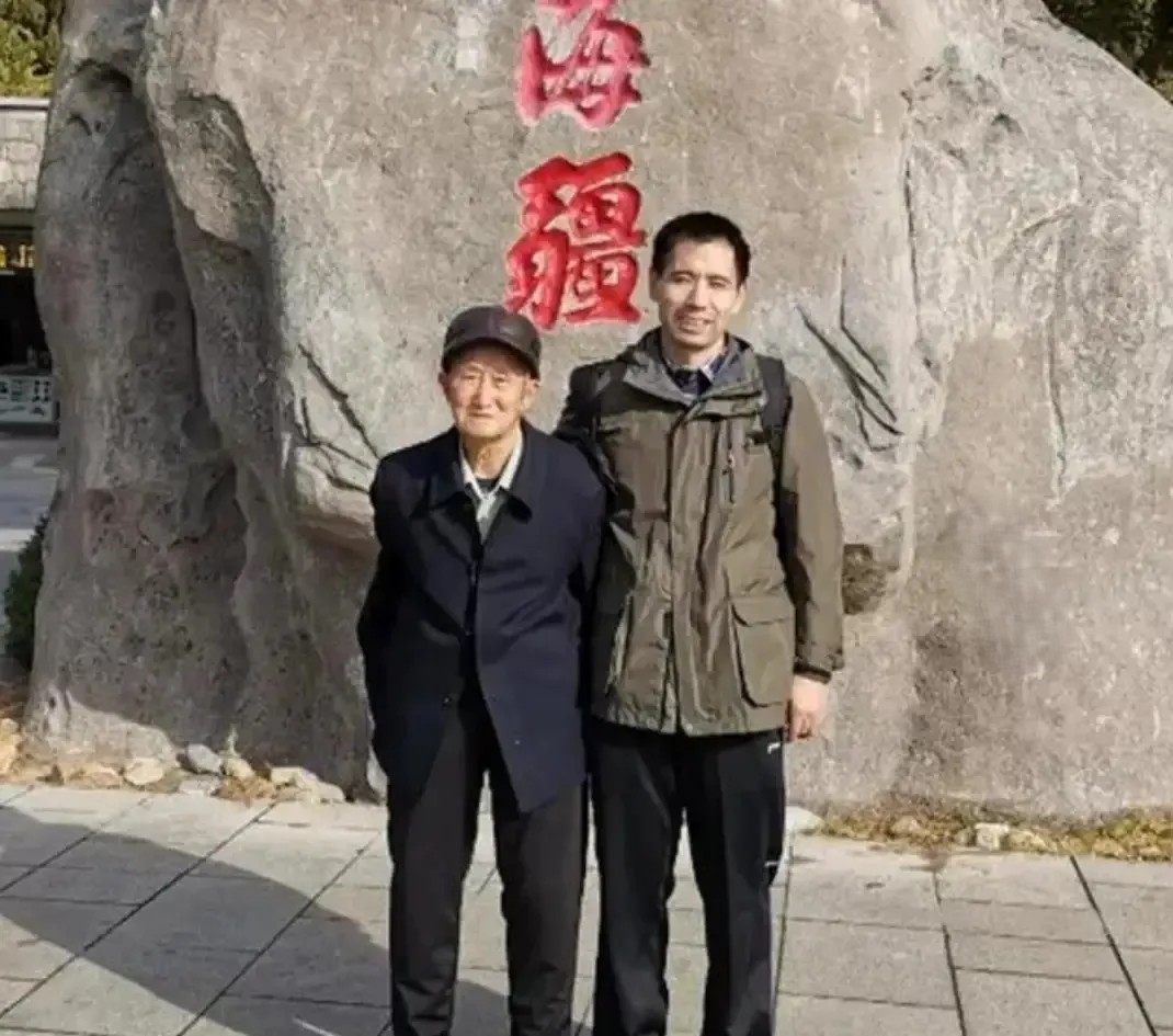 军官,86岁养父年老体衰,无人照顾,他转身跑去找领导:我要带父亲上班!