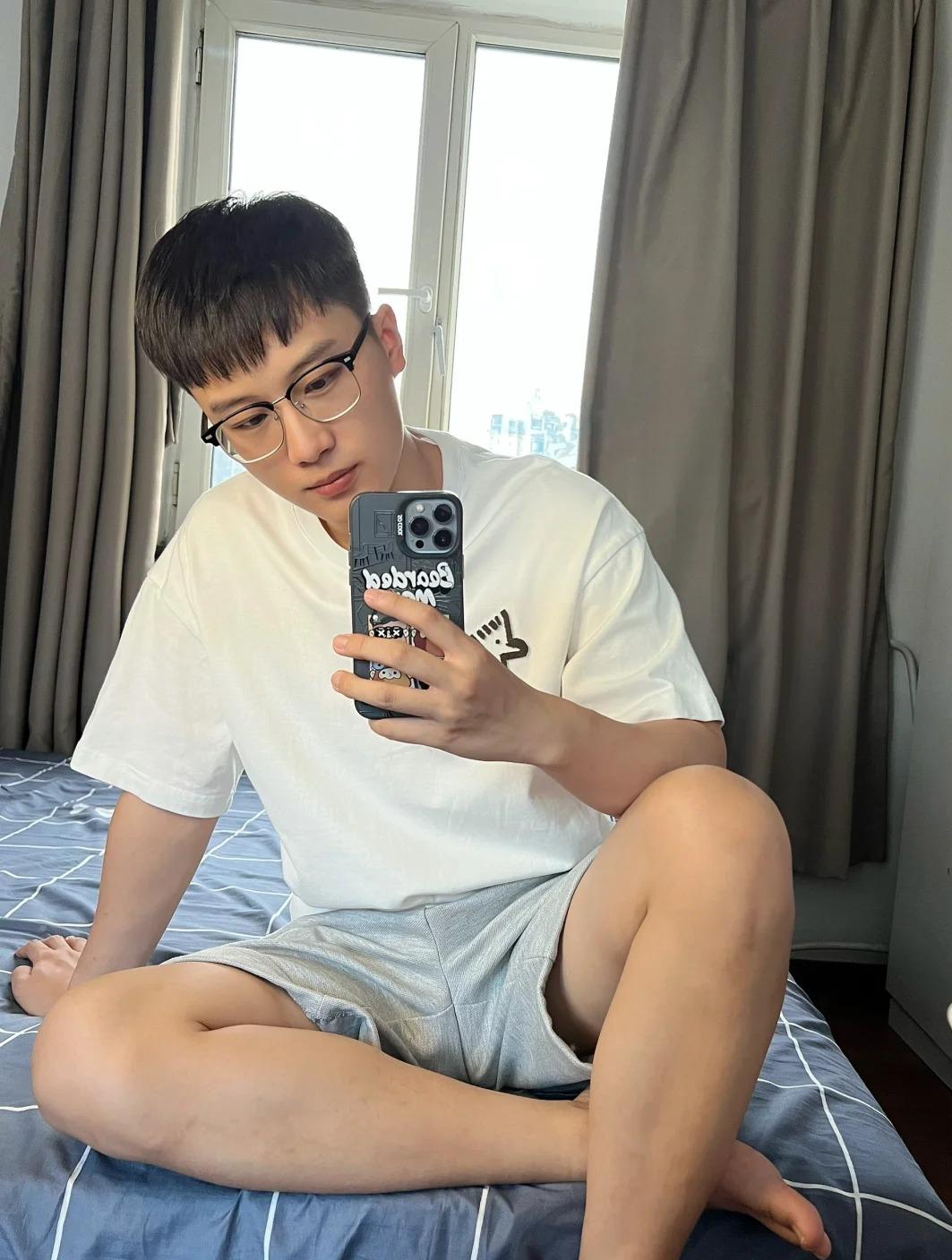 戴眼镜的斯文小哥哥,每天起床后都会坐在床上或沙发上自拍,穿不一样的