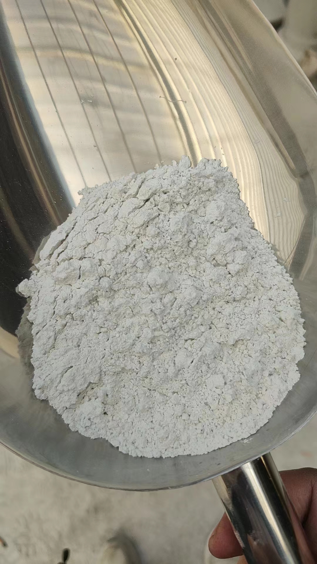 滑石粉,这一源自自然界的瑰宝,以其独特的物理化学性质,在多个领域