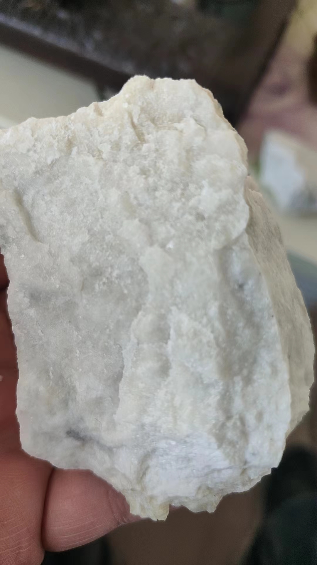 质量好的滑石粉滑腻且有点膨松,雪白并且含晶亮反光