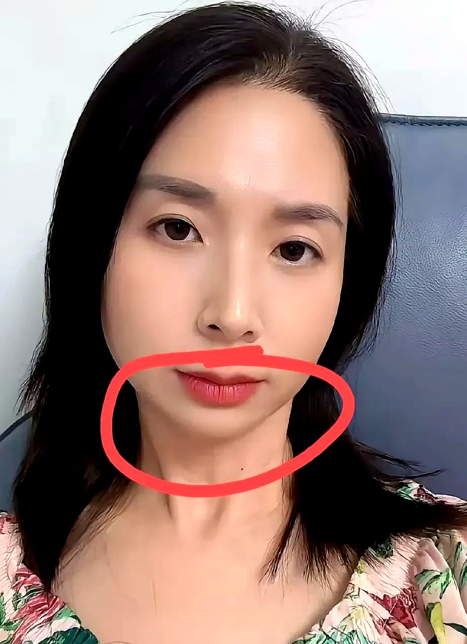 奶奶看了丽丽的照片,觉得她是个很有气场的女人,说不定能在公司当领导