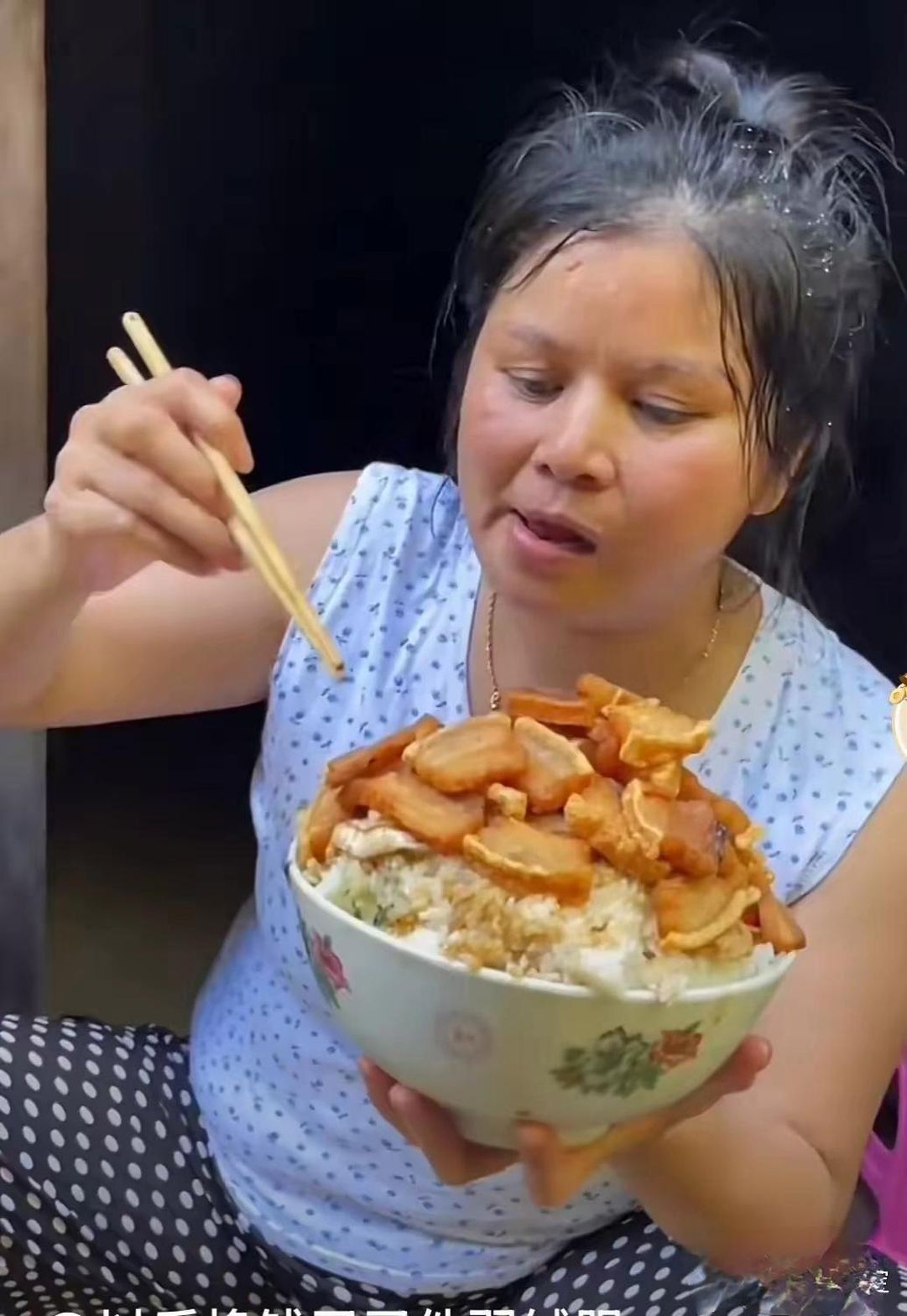 看她端着那么大一碗饭