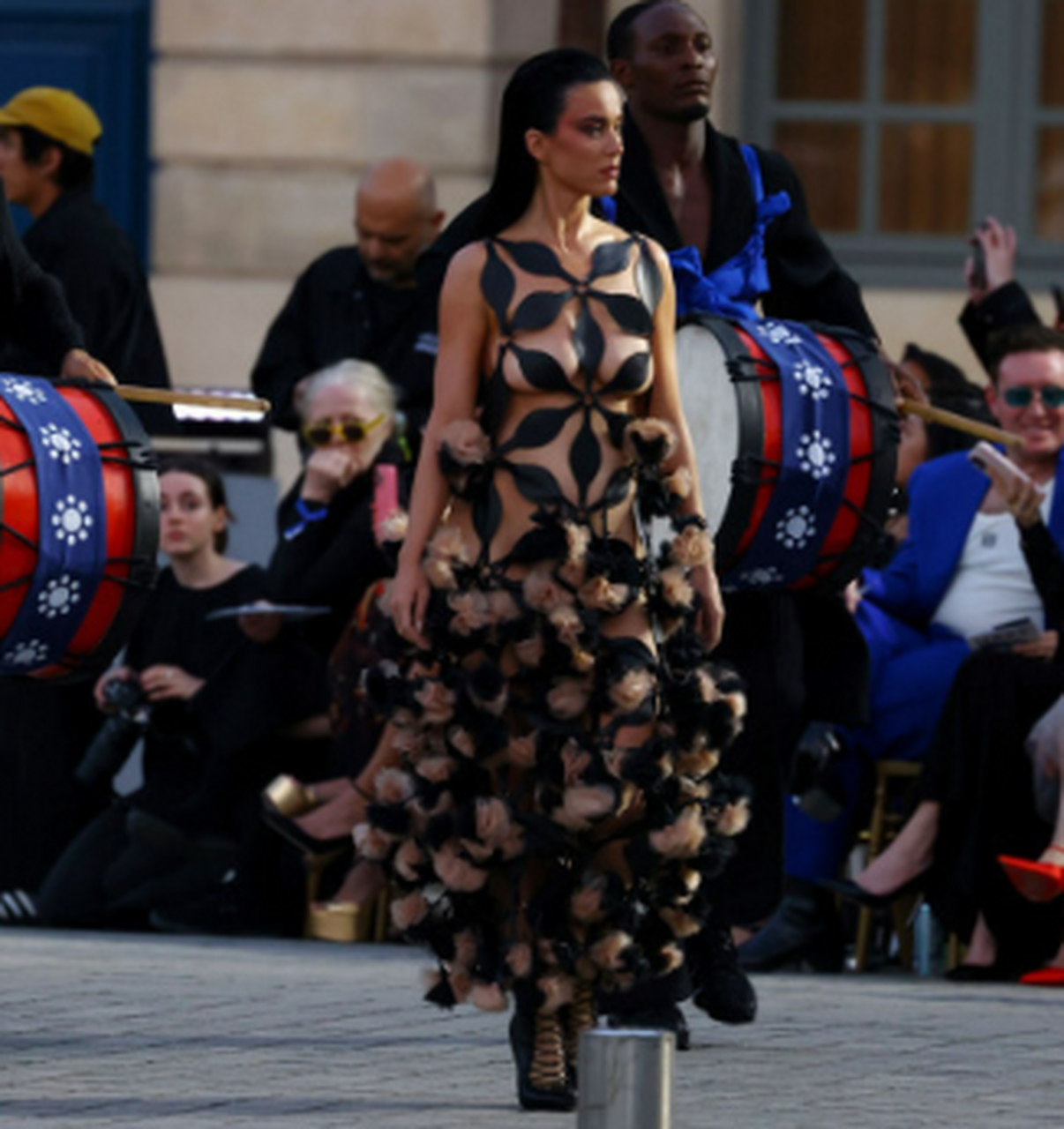 水果姐katy perry一身镂空透视几何裙亮相vogue world走秀,脚下生风