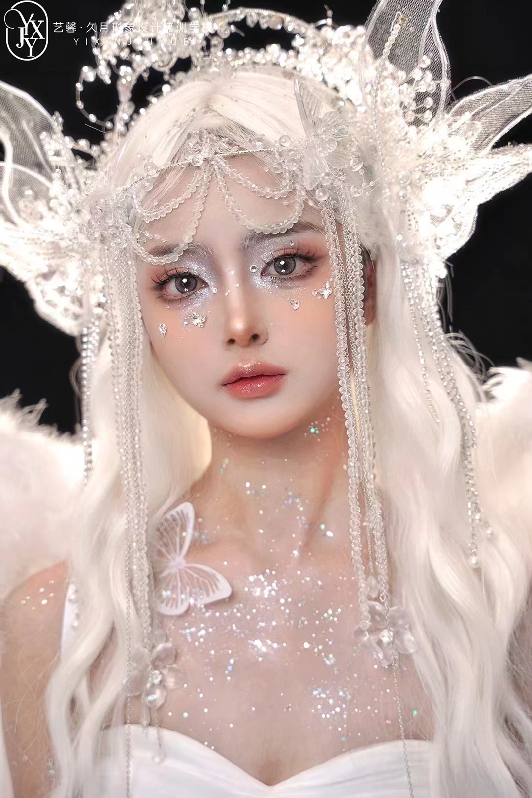 眨眼 都似乎带着星星的光芒 只看一眼便会心动 坠落人间的精灵天使 真