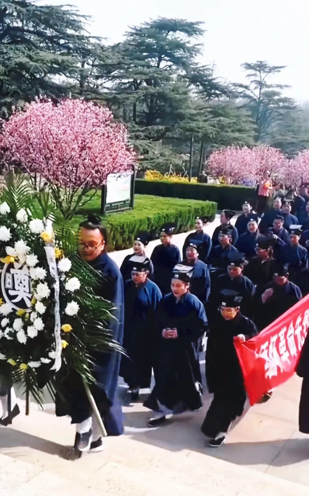 来得人高兴!看到此情此景的人也高兴!即使内心自私的人,也是