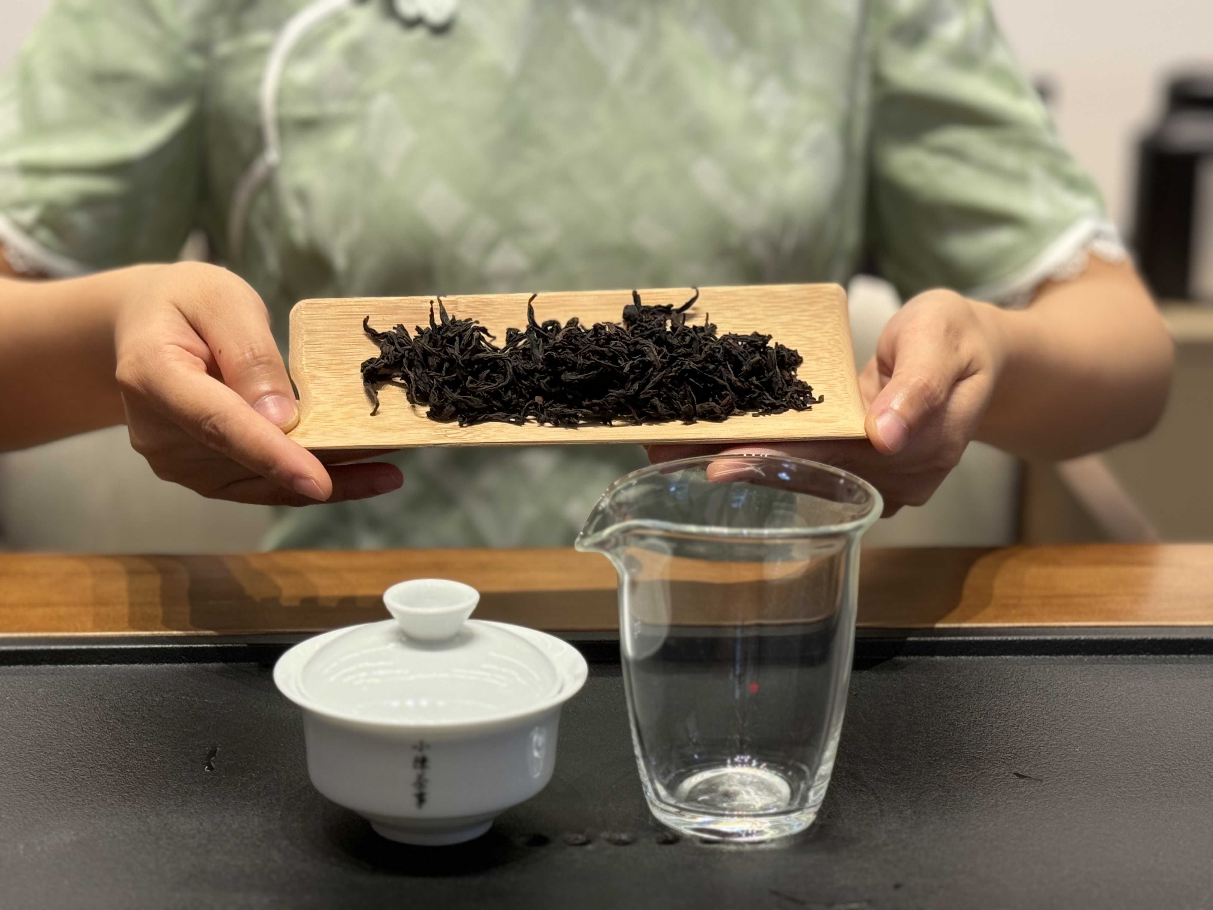 摘茶叶苦吗（摘茶叶是摘哪个部位） 摘茶叶苦吗（摘茶叶是摘哪个部位）《摘茶叶辛苦吗》 茶叶资讯