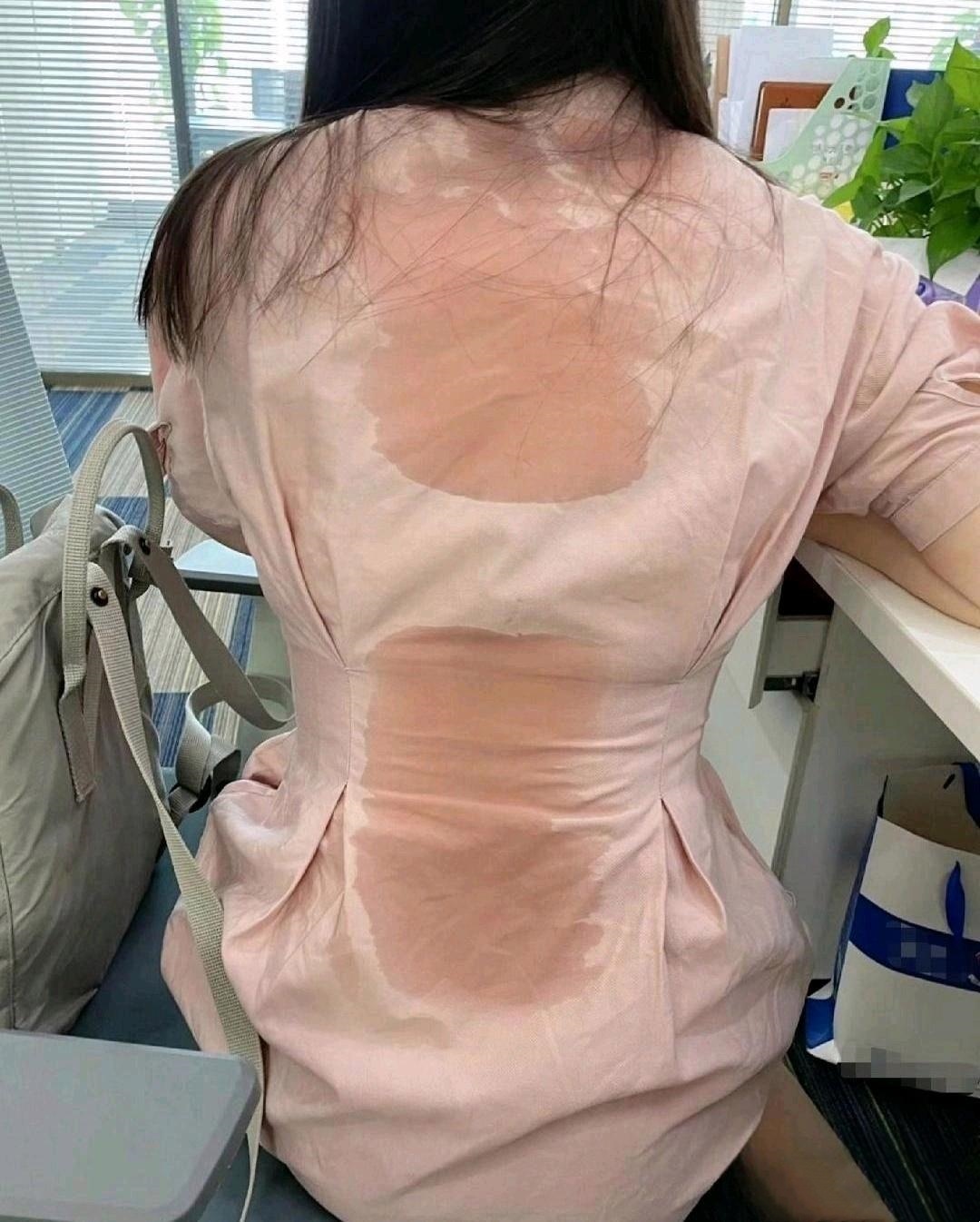 大热天坐办公室汗水湿透衣服领导光算经济账不管咱感受愁人呐