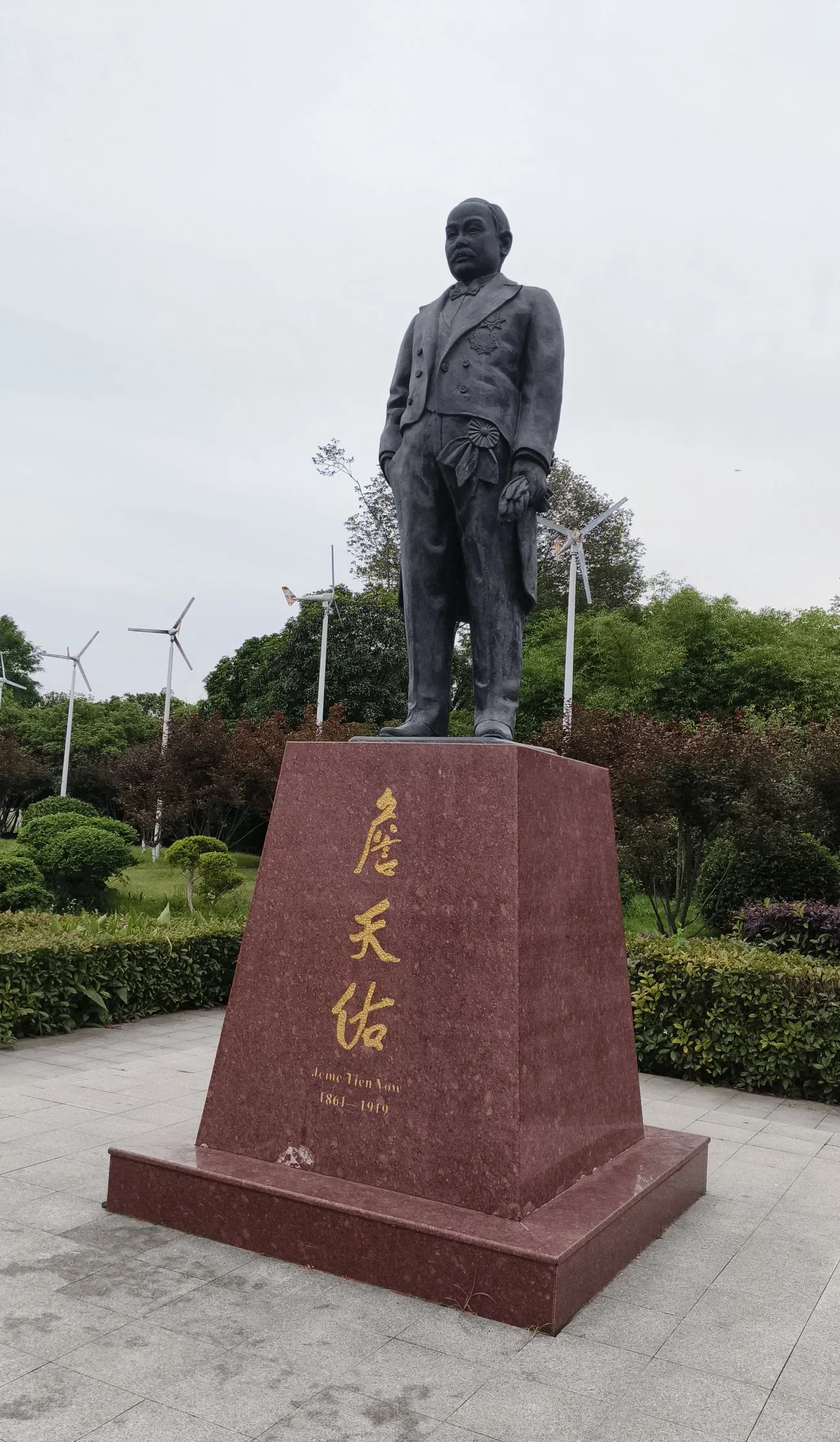 下午一点半从长沙跳上高铁,三点一刻就哐当哐当晃到武汉站了