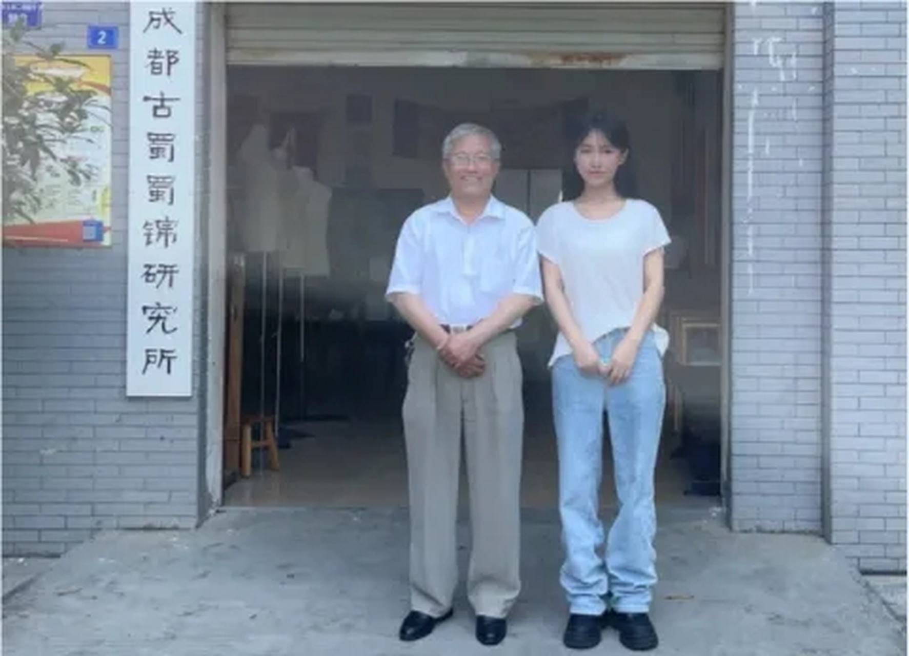 最近有网红曝光了李子柒的近照,虽然穿着朴素,但依然仙气飘飘,优雅
