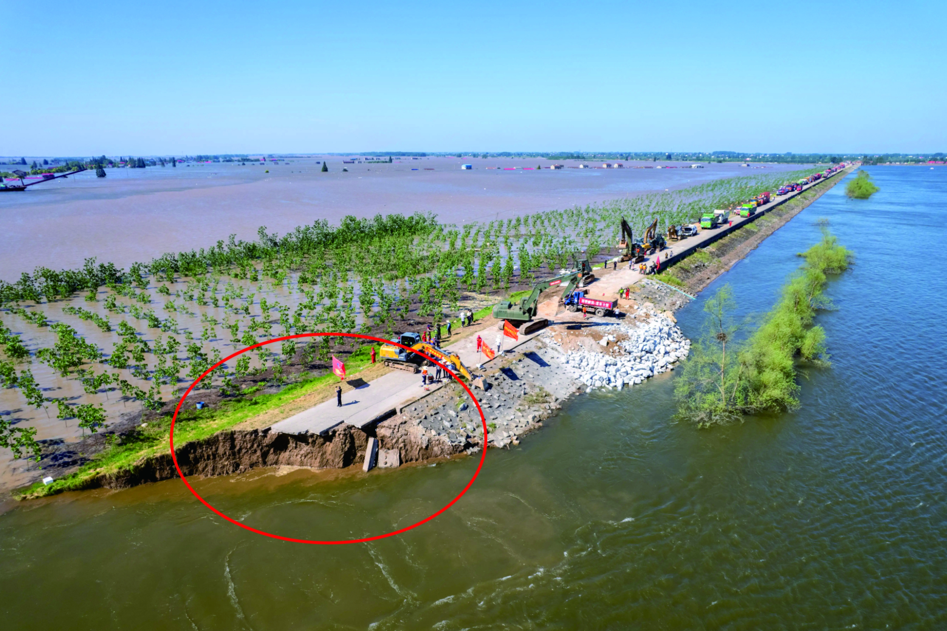 从现场画面可以看出,决堤后堤坝内外几乎连成一片.