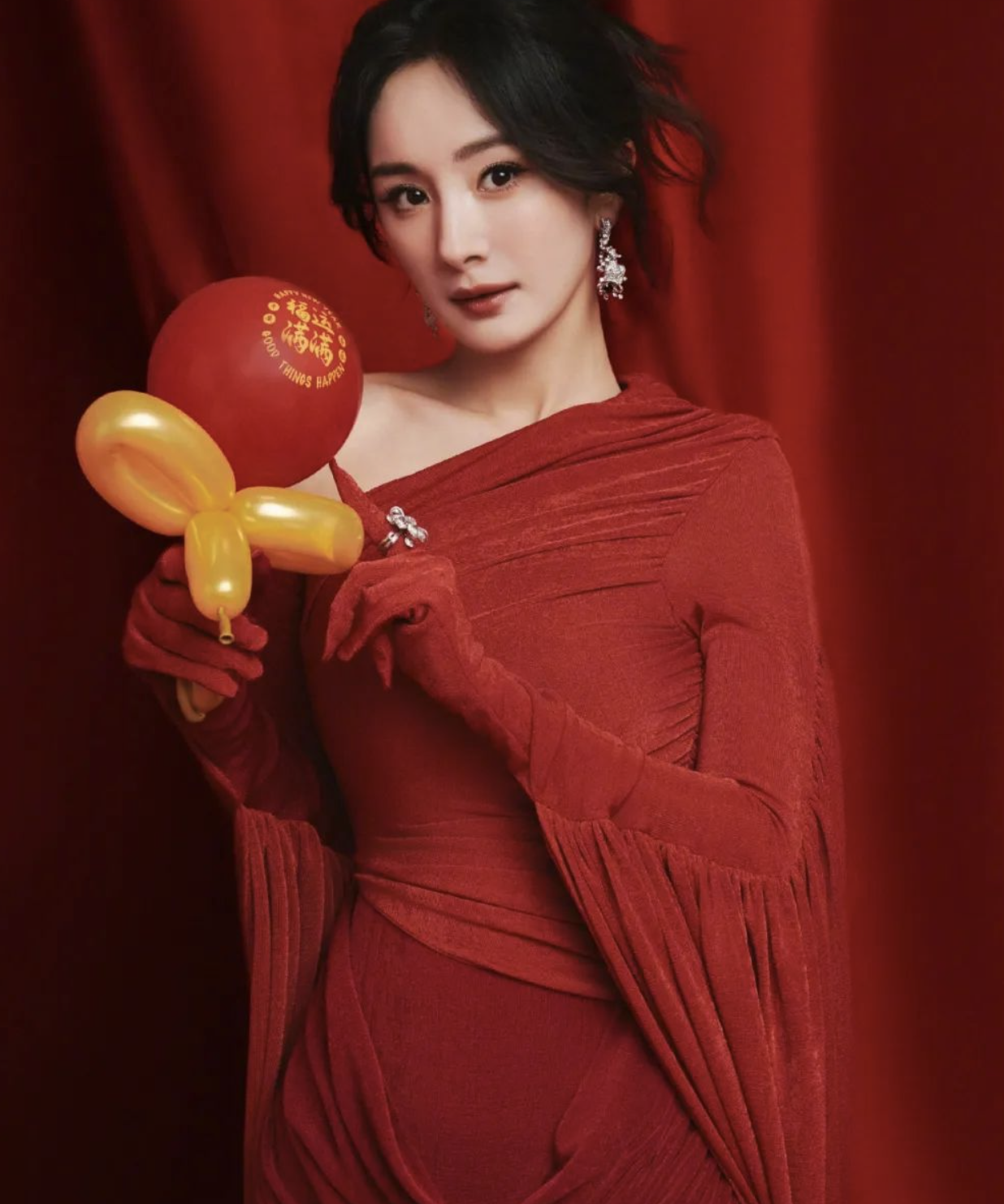 杨幂新年特辑,红色连衣裙,贴身勾勒,太美了吧 #明星热门