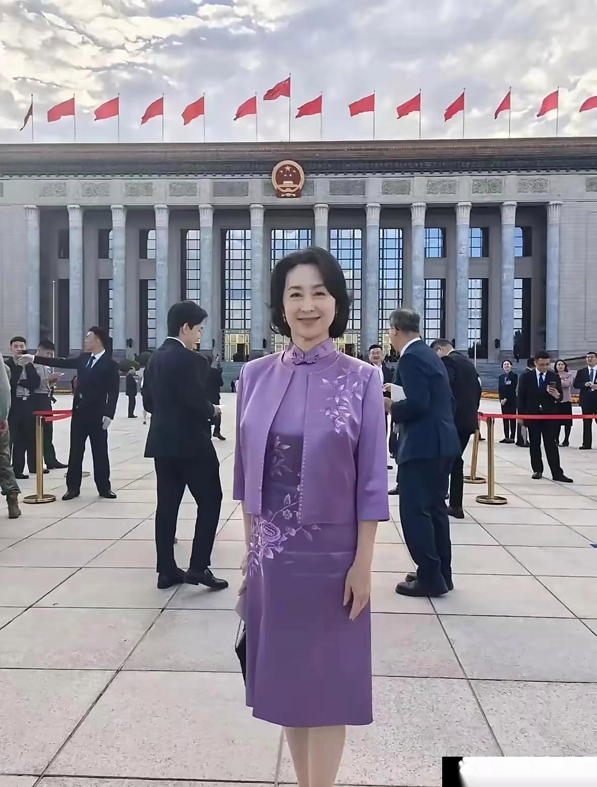曹德旺投建的福耀科技大学开学时何超琼受邀前来