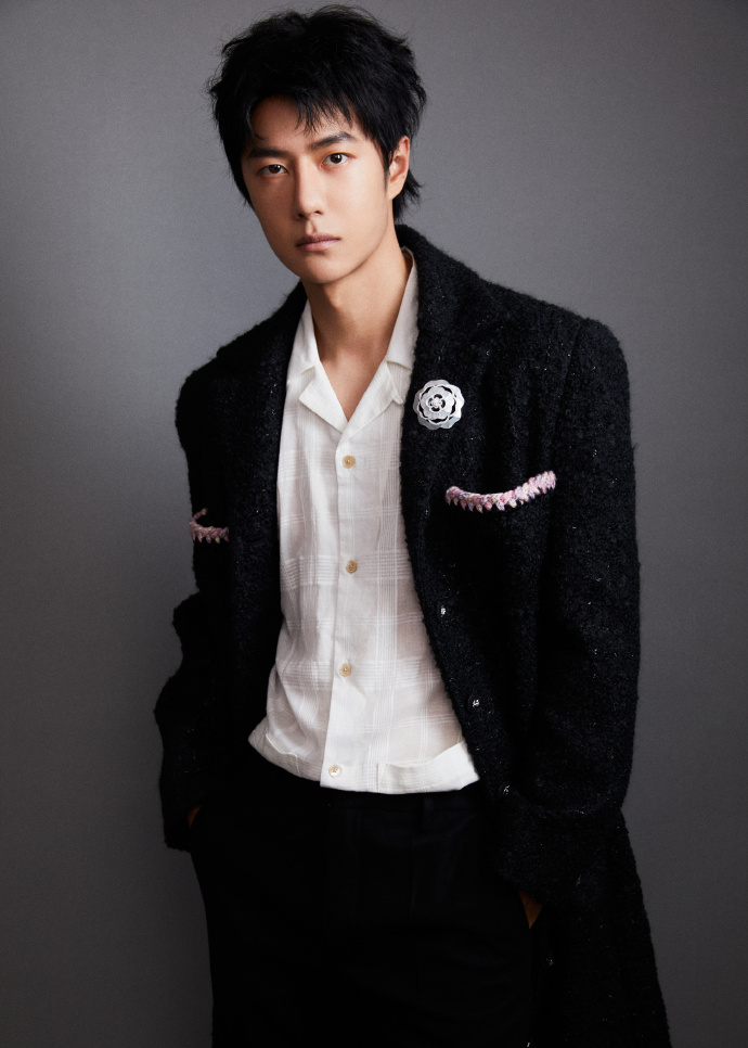 闲暇午后流光冉冉,目光穿透尘埃捕捉夏日一隅.#王一博