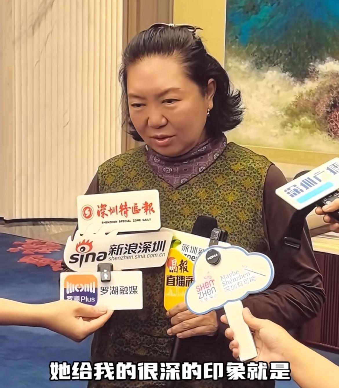 现在比她丈夫辛柏青更难受的人,不是她的女儿,而是 话剧院院长田沁鑫