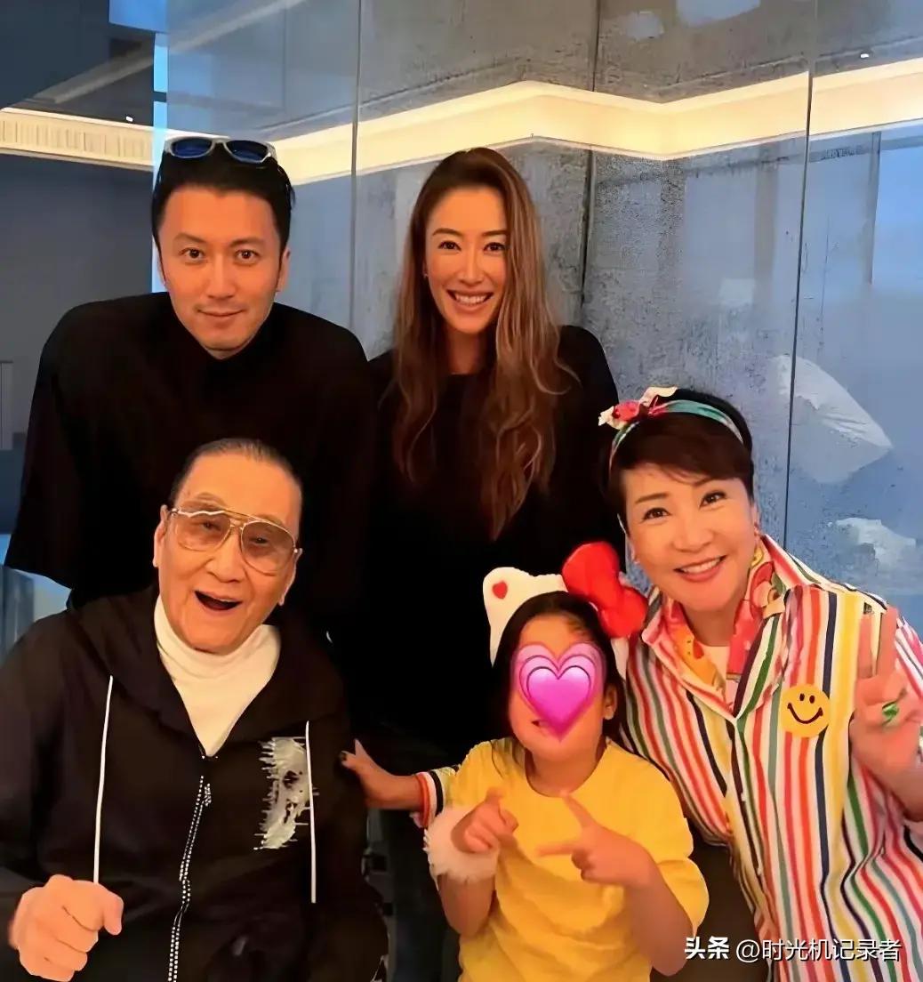 也是中了谢贤的基因彩票,二者结合谢霆锋帅出新高度,可惜女儿谢婷婷没