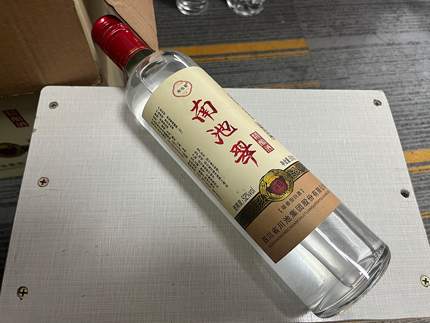 河北,4位网友相约到淄博吃烧烤,点了385串,喝光2瓶白酒,吃的是津津有