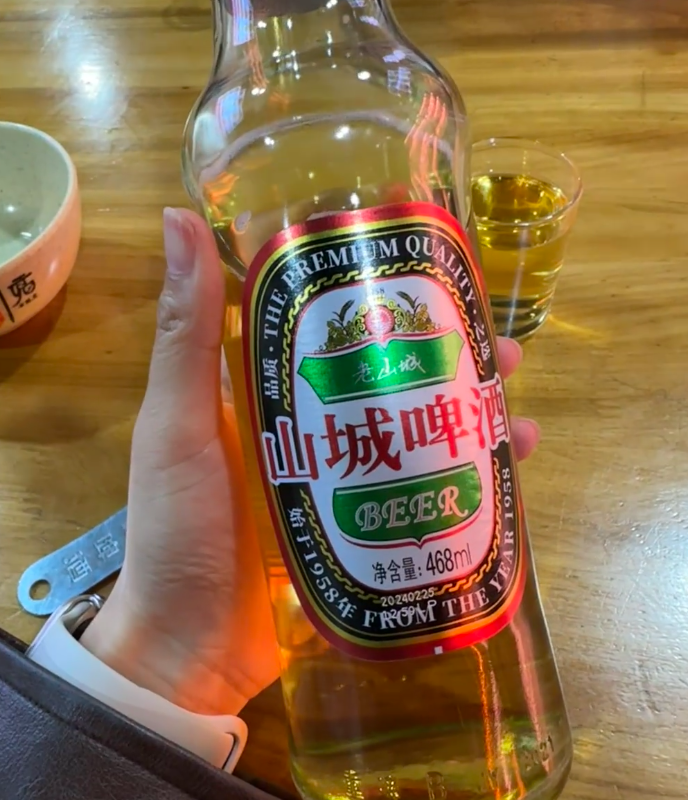 其实除了这些,重庆还有一款啤酒也广受欢迎,那就是山城啤酒,这个