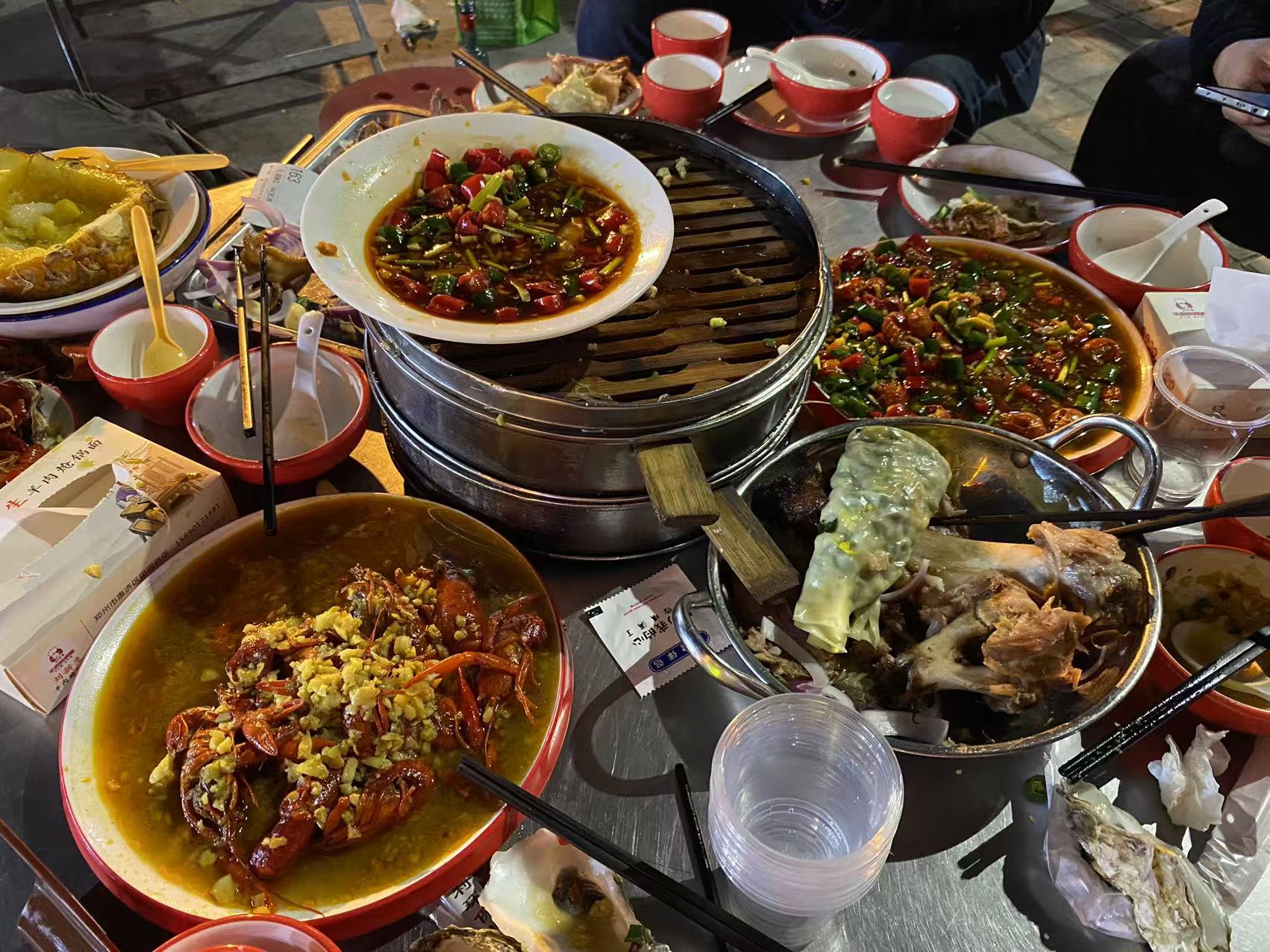 别看天冷,来郑州北郊吃夜市的人还是不少.