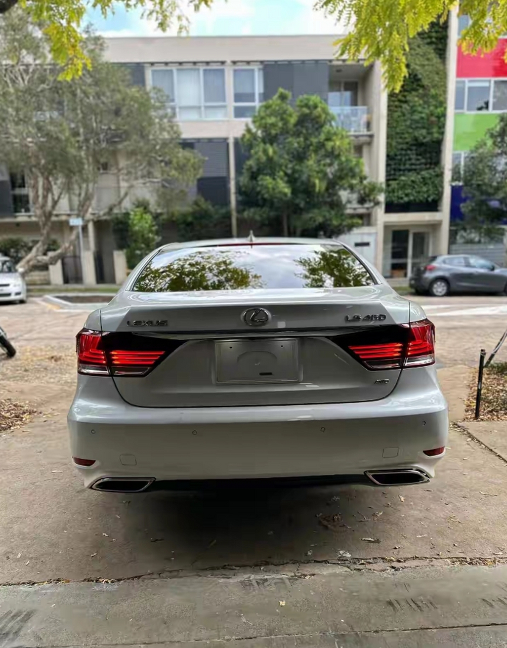 雷克萨斯ls460,当年一百多万的车子,现在看起来也太低调了