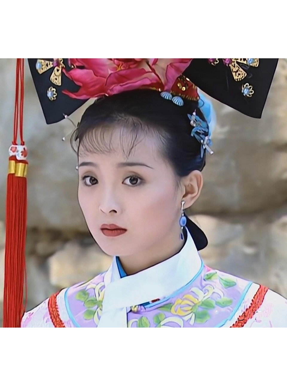 清宫剧是古装剧之瑰宝,王艳在《还珠格格》中饰演晴儿,气质端庄.