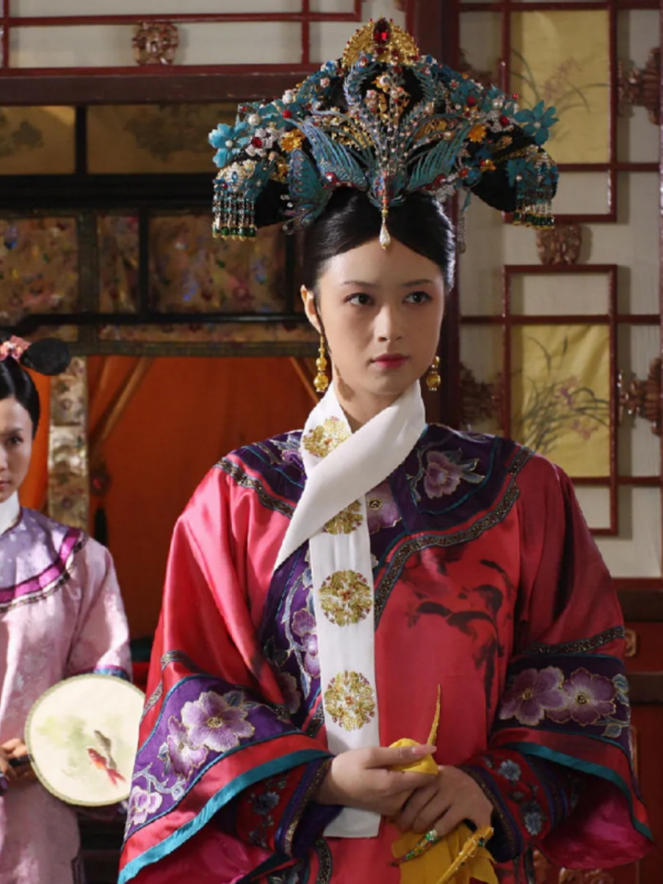 蒋欣在《甄嬛传》中饰演华妃,绝美奢华的旗头造型彰显华贵气质,堪称旗