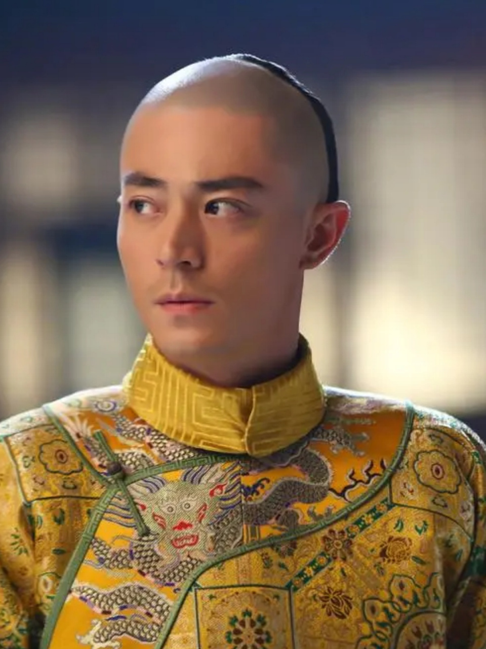 宫廷剧中乾隆形象各异,张铁林版以"吹胡子瞪眼"著称成经典.