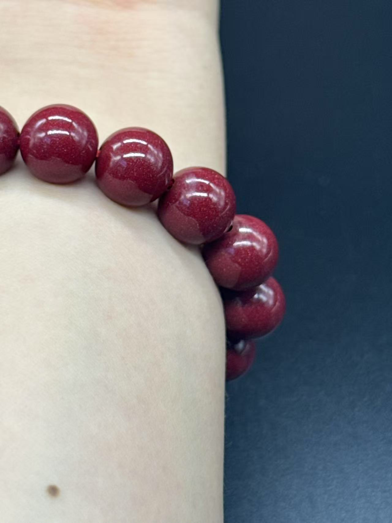 为什么朱砂手串适合随身戴?小巧精致+寓意满分