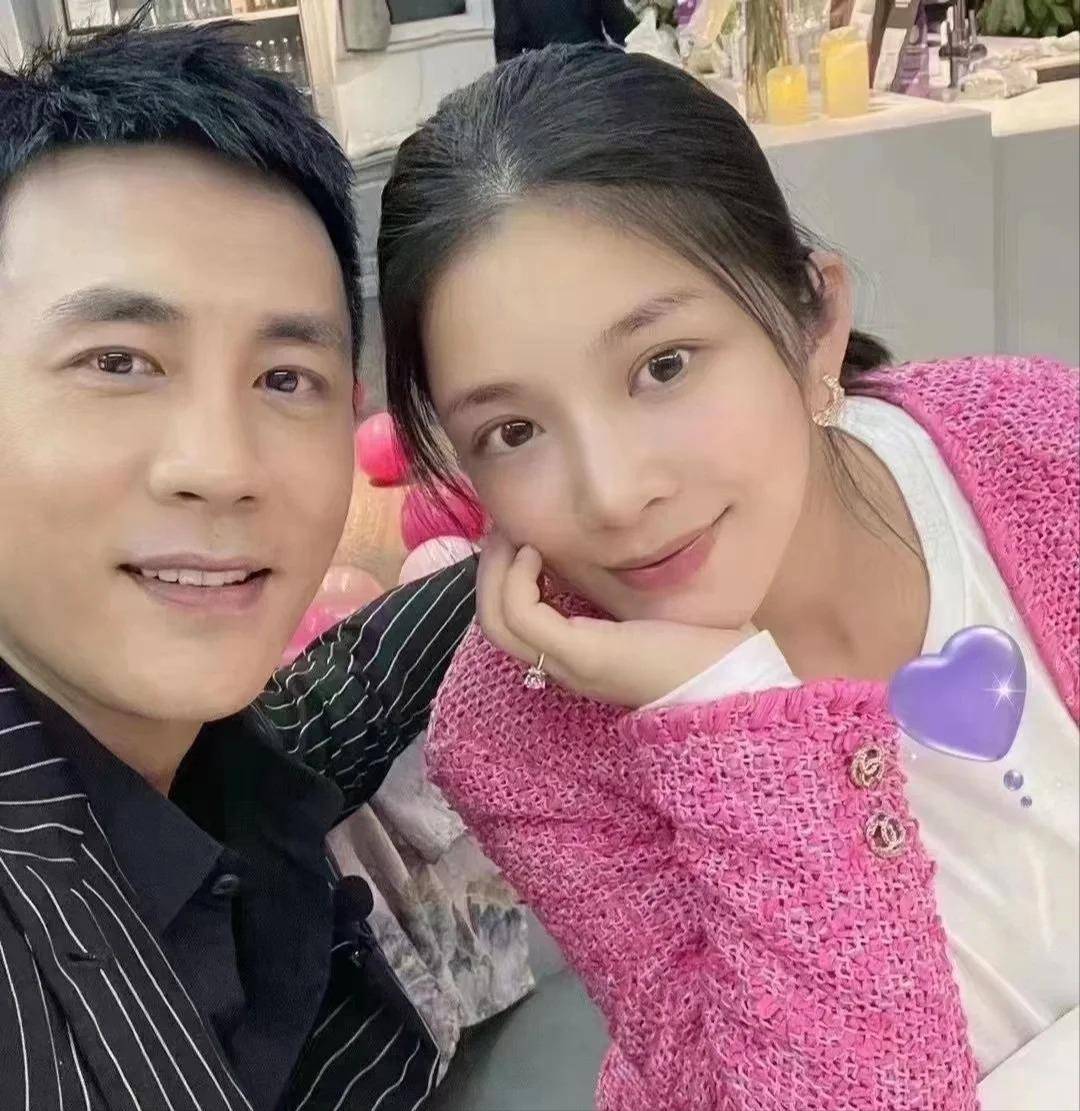 一方面是因为杜淳很少上夫妻综艺,另一方面就是他老婆王灿有颇多争议