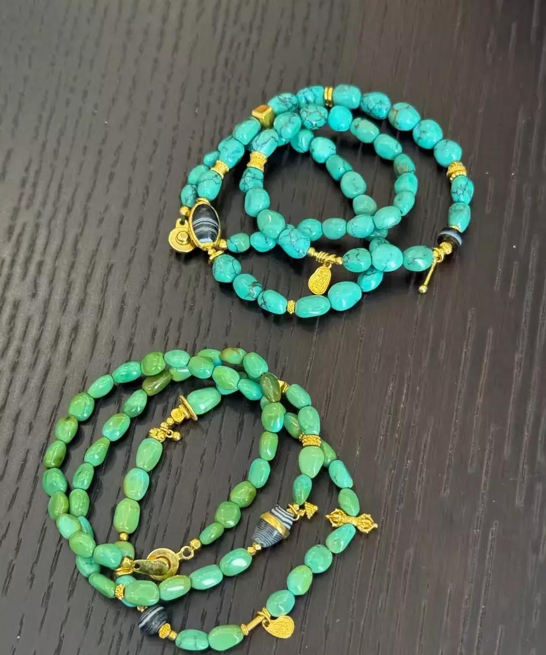 老公去伊朗旅游时买了两串绿松石项链,一串送给婆婆,一串送给我