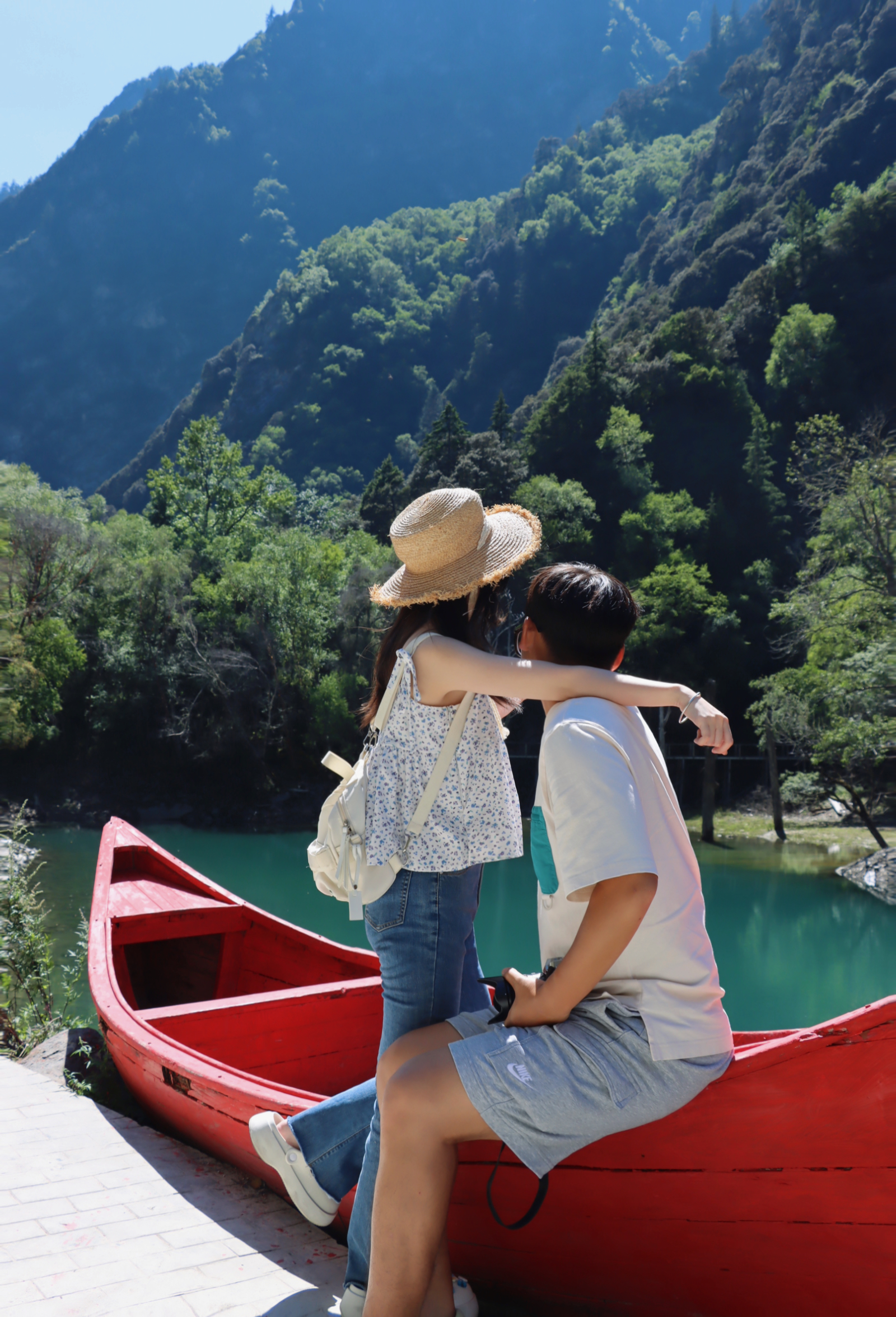 山水照片青山绿水绝美高清情侣图片谷歌经典摄影图片旷野绿丛间牵手的