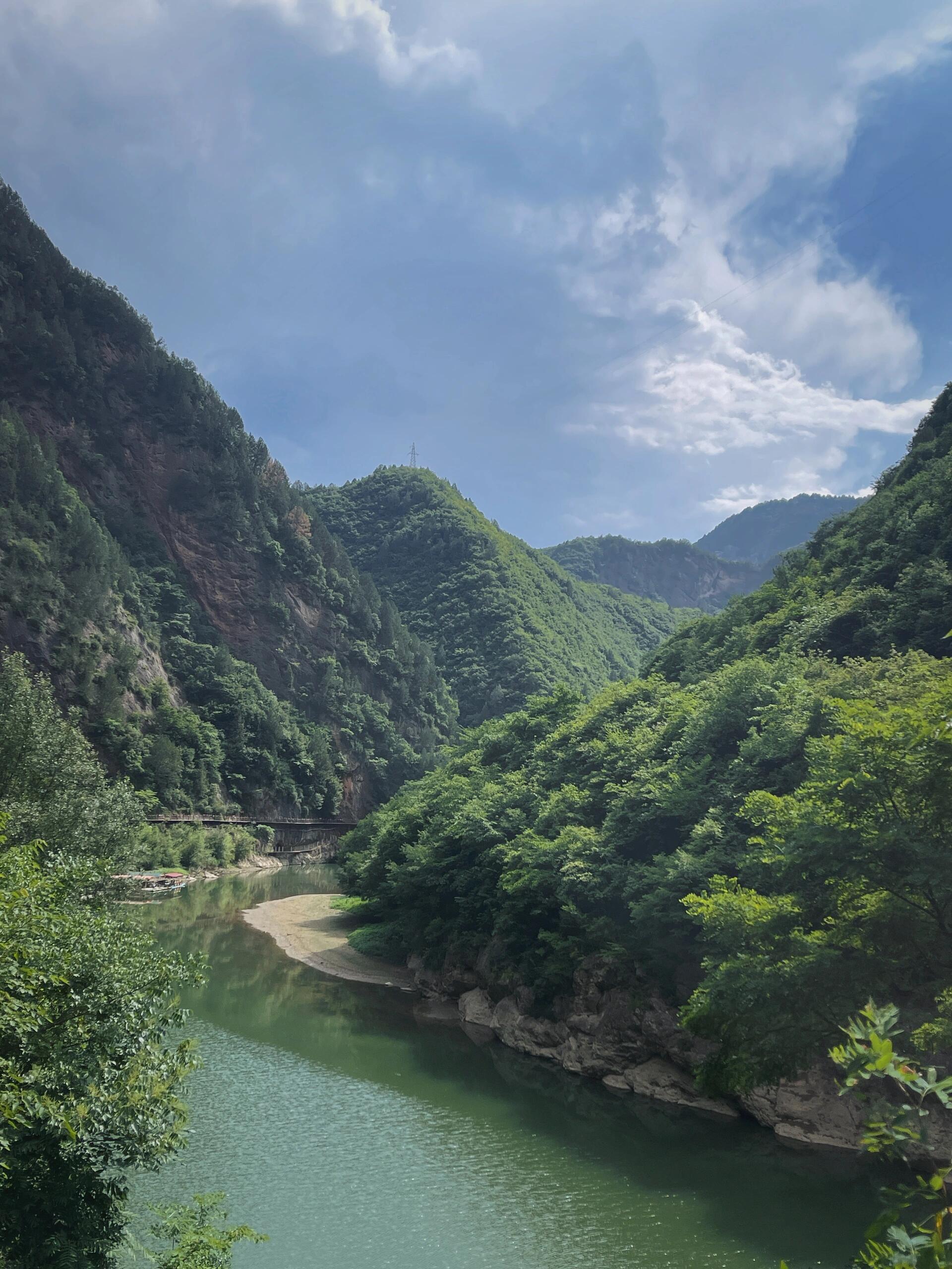 凤县,这个坐落在秦岭深处,嘉陵江源头的宝地,以其超过80%的森林覆盖率